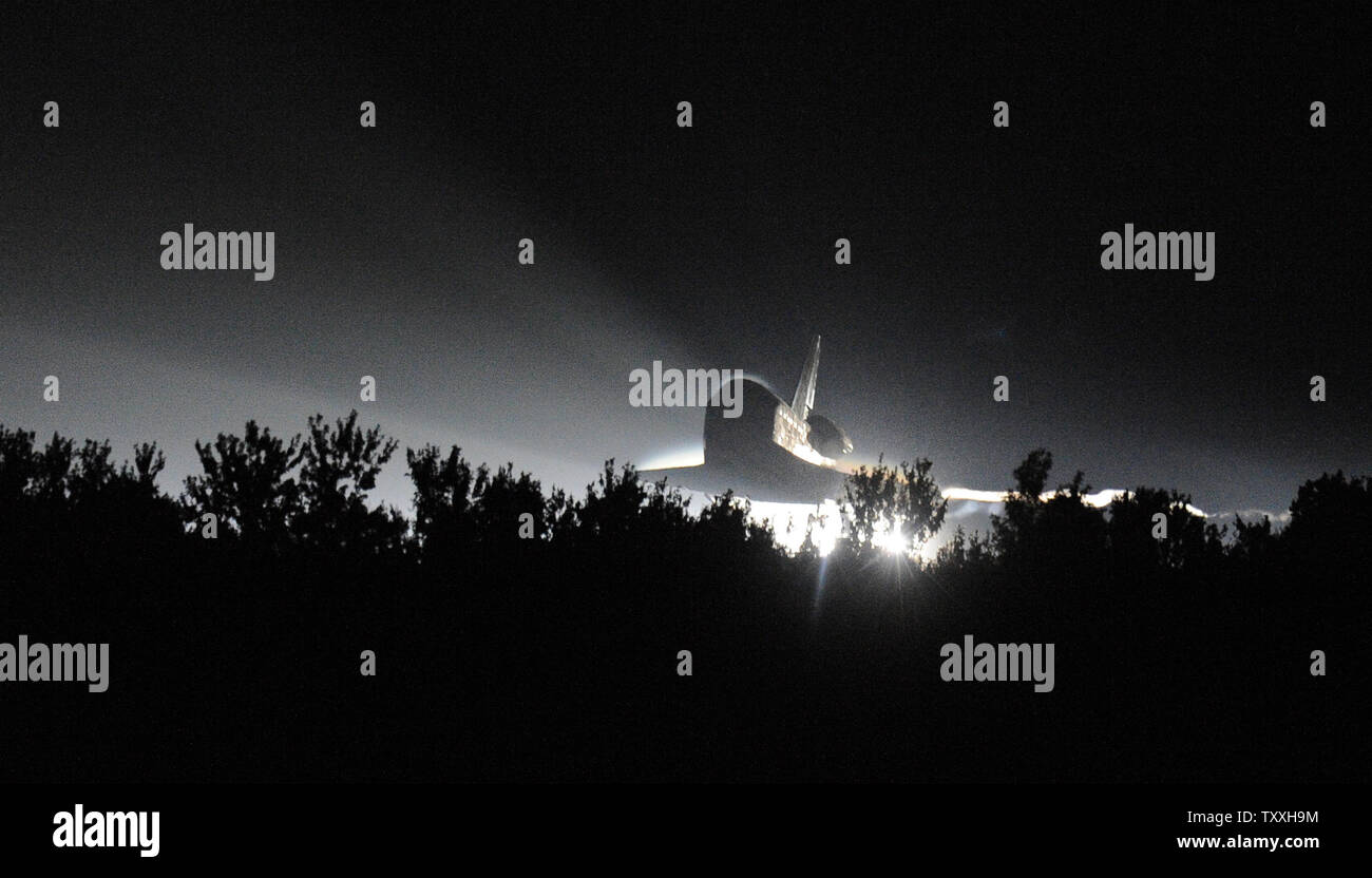 NASA's space shuttle 'Atlantis' returns 'home' to the Kennedy Space Center's Landing Facility Runway 15 for the final time at 5:56 am on July 21, 2011. Carrying a crew of four and the Raffaello Logistics Module, the mission flew to the Space Station with enough equipment and supplies to support the outpost for the next year. The return of Atlantis closes the book on the Space Shuttle Program. Spanning thirty years, NASA's fleet of orbiters conducted 135 missions; launching satellites, including Galileo and Magellan to the planets, conducted scientific research, boosted and repaired the Hubble Stock Photo