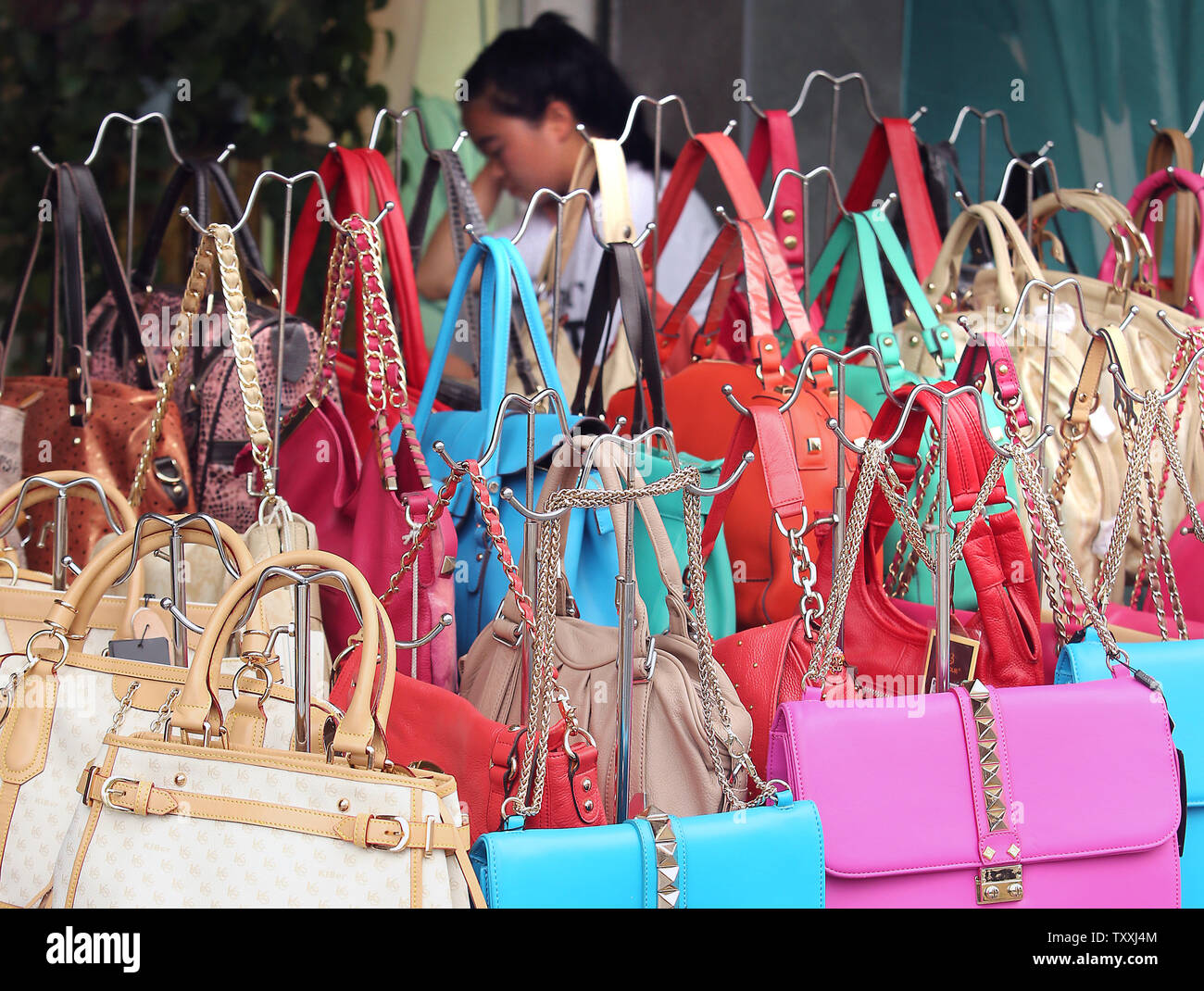 10 Best Handbag Brands in India 2023 | DesiDime
