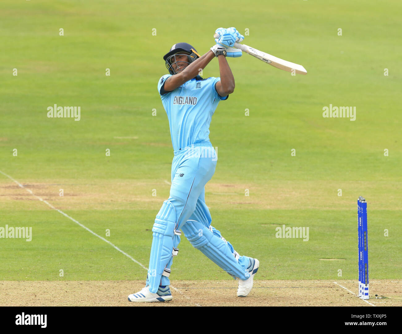 london-uk-25th-june-2019-jofra-archer-of-england-batting-during-the-england-v-australia-icc-cricket-world-cup-match-at-lords-london-england-credit-cal-sport-mediaalamy-live-news-TXXJP5.jpg