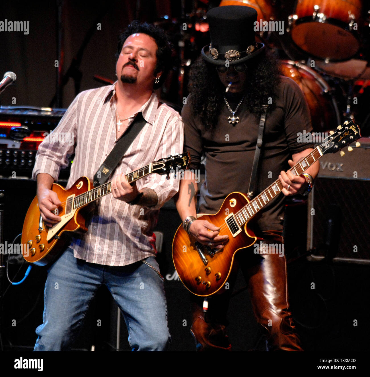 guitarists-slash-r-and-steve-lukather-perform-at-the-les-paul-and-friends-90th-birthday-celebration-in-universal-city-california-february-7-2006-les-paul-was-unable-to-attend-the-celebration-as-he-was-in-the-hospital-with-a-case-of-pneumonia-upi-photomichael-tweed-TXXM2D.jpg