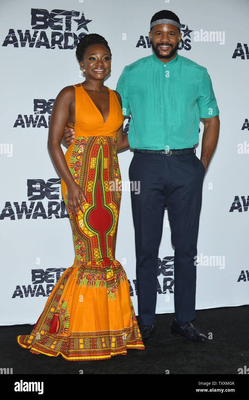 Naturi Naughton (L) and Hosea Chanchez arrive at the photo room at the