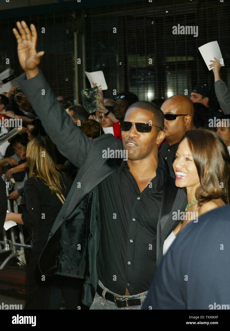 Actor Jamie Foxx waves to his fans with friend Leila Arcieri at the premiere for the film, 'Collateral' in Los Angeles on August  2, 2004. The DreamWorks Pictures film stars Tom Cruise and Jamie Foxx and opens in the US on August 6th. (UPI Photo/Francis Specker) Stock Photo