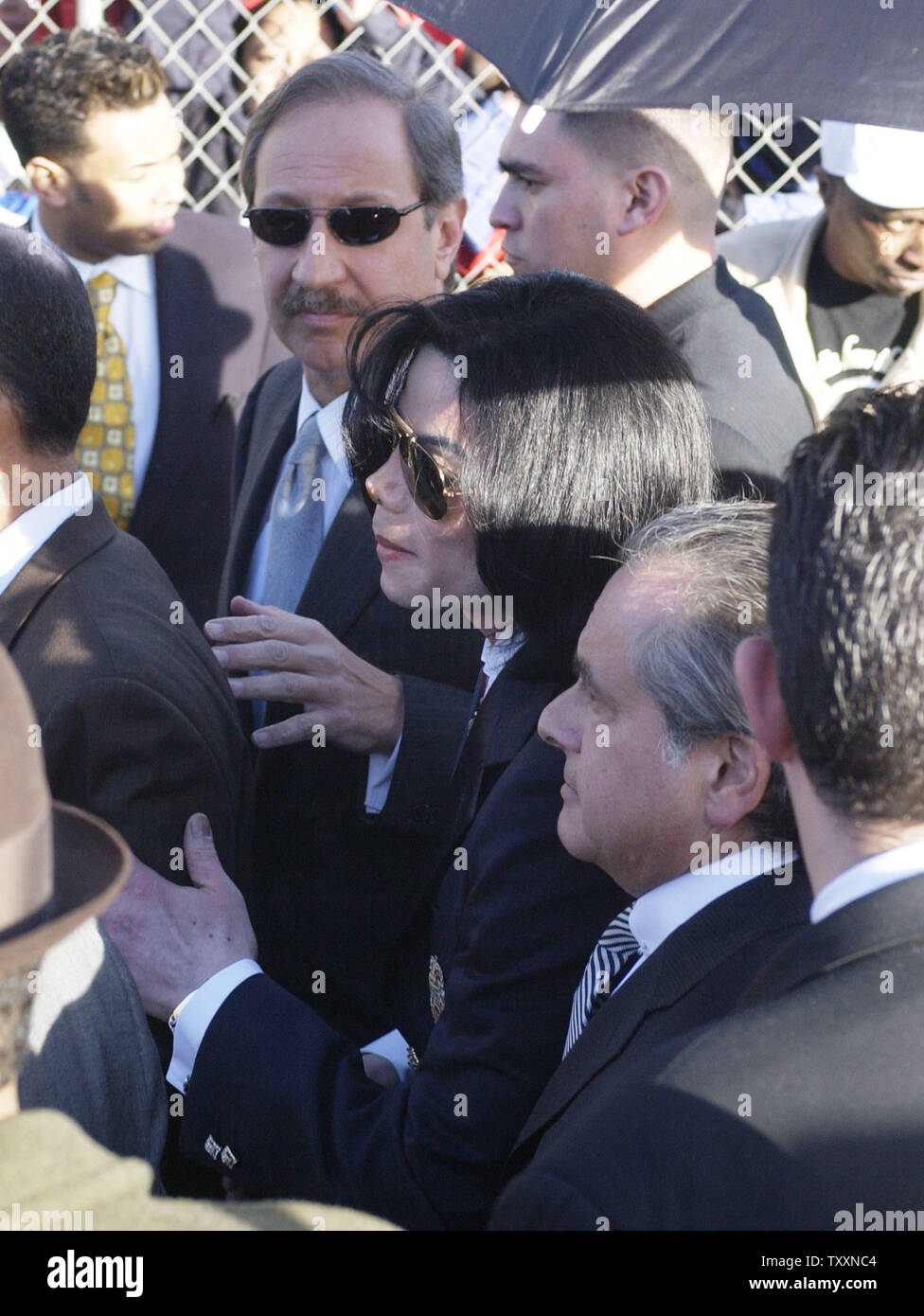 Pop singer Michael Jackson arrives at the courthouse in Santa Maria, California January 16, 2004. Jackson pleaded innocent to child molestation charges on Friday during a hearing in which a California judge gave the onetime 'King of Pop' a stern lecture for showing up late and slapped a gag order on his high-profile legal team.  (UPI Photo/Jim Ruymen) Stock Photo
