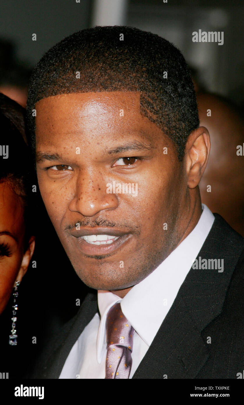 Actor Jamie Foxx poses for photographers at the premiere of the new ...
