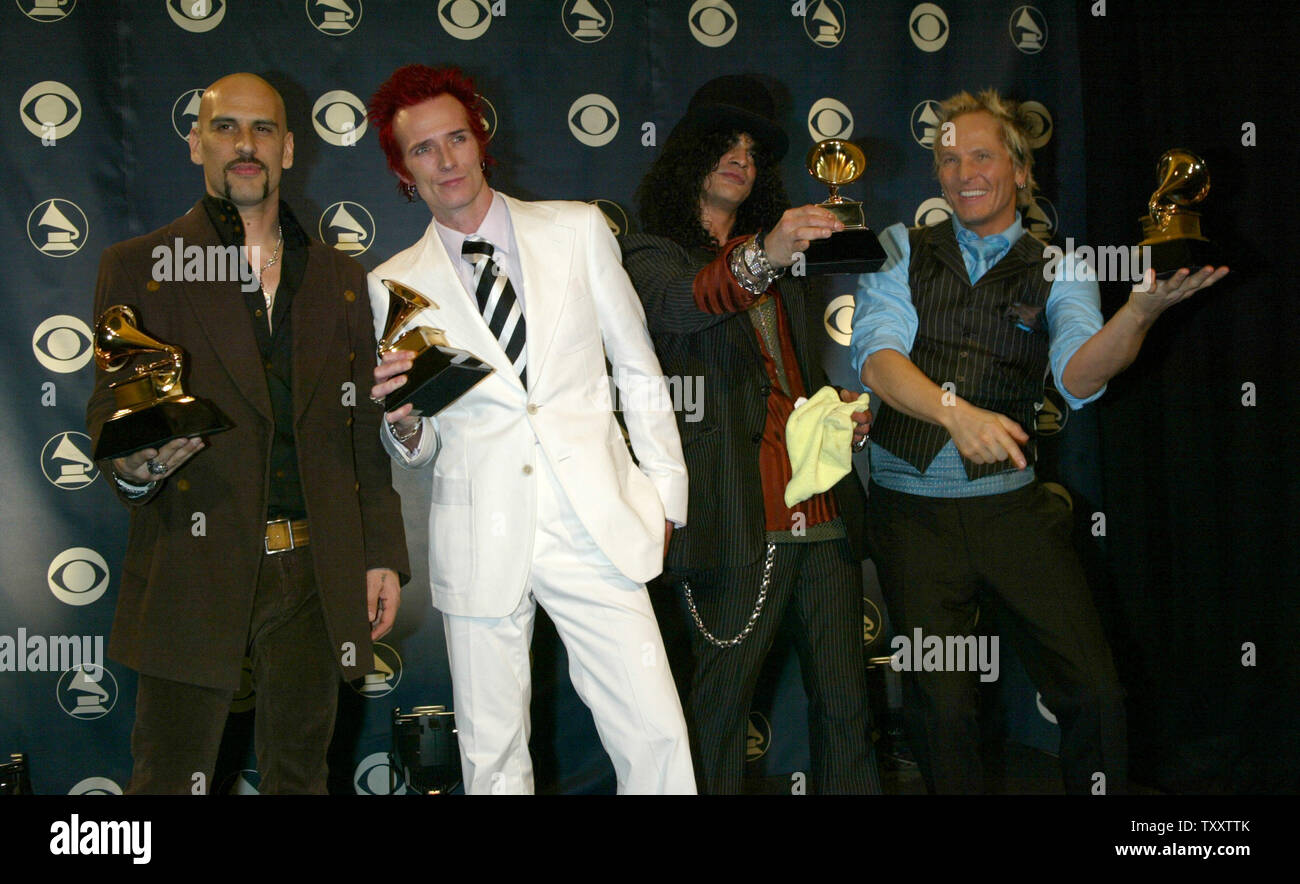 Velvet Revolver Members L R Dave Cushner Scott Weiland Slash And Matt Sorum Show Off Their Awards Backstage After They Won For Best Hard Rock Performance For Slither At The 47th Annual Grammy Velvet Revolver Members L R Dave Cushner Scott Weiland Slash And Matt Sorum Show Off Their Awards Backstage After They Won For Best Hard Rock Performance For Slither At The 47th Annual Grammy