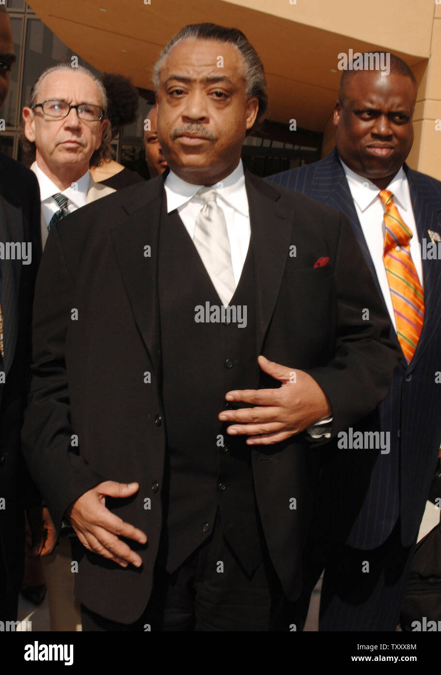 Reverened Al Sharpton talks with reporters as he arrives for the funeral of attorney Johnnie Cochran in Los Angeles, April 6, 2005. Cochran died from a brain tumor on March 29 at his Los Angeles home, and his best known for his work on civil rights cases as well as representing O.J. Simpson in Simpso's 1995 murder trial in which he was acquitted of the murders of his former wife Nicole Brown Simpson and her friend, Ronald Goldman.  (UPI Photo/Jim Ruymen) Stock Photo