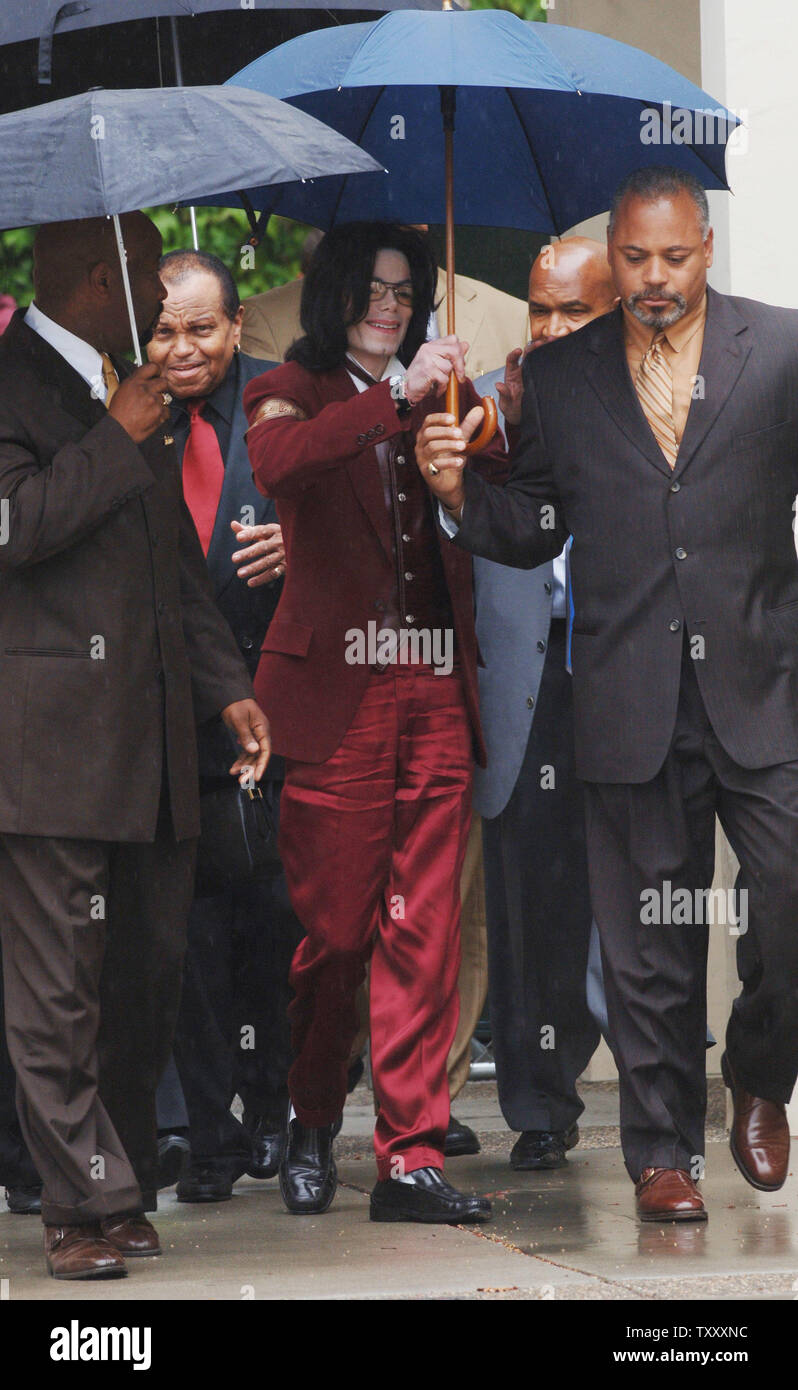 Michael Jackson departs the Santa Barbara county courthouse in Santa Maria,  California, April 27, 2005. Prosecutors today called Michael Jackson's  ex-wife, Debbie Rowe, to testify about their previous relationship during  hearings in