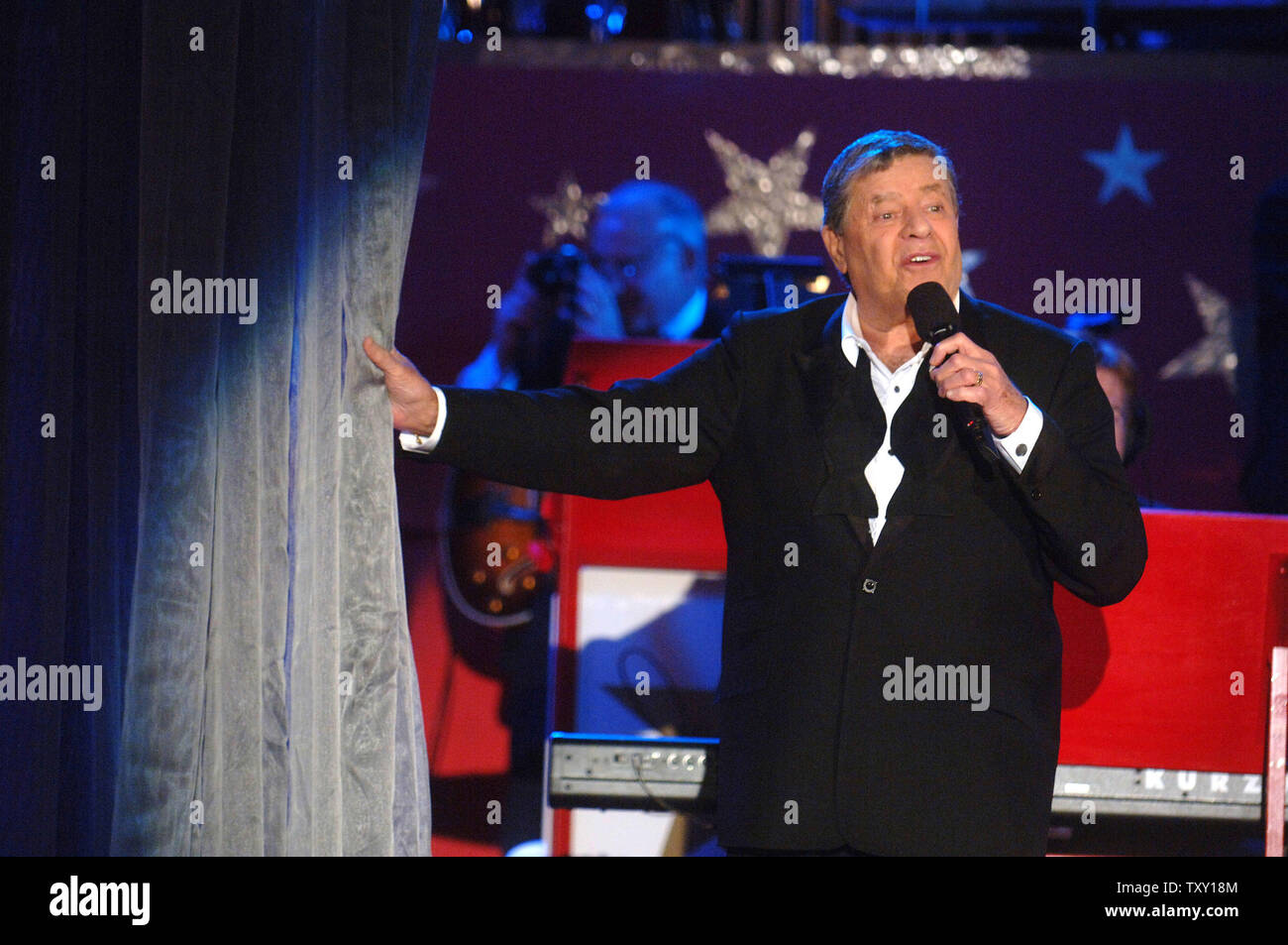 Jerry Lewis prepares to do a final number before the closing of the Muscular Dystrophy Association's 40th annual Jerry Lewis MDA  Telethon held at the Beverly Hilton September 5, 2005. (UPI Photo/ Phil McCarten) Stock Photo