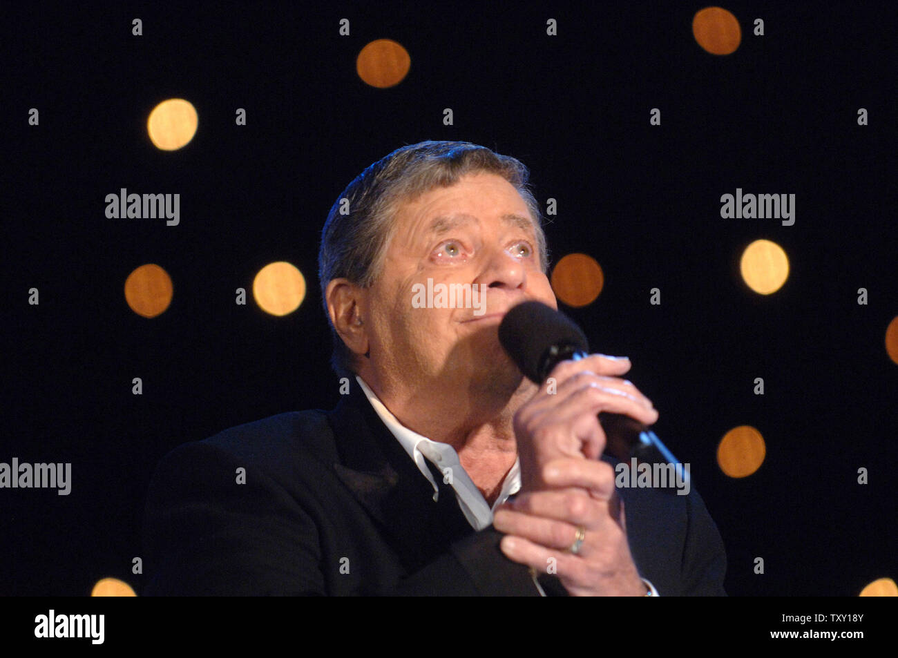 Jerry Lewis performs the closing number during the Muscular Dystrophy Association's 40th annual Jerry Lewis MDA  Telethon held at the Beverly Hilton September 5, 2005. (UPI Photo/ Phil McCarten) Stock Photo