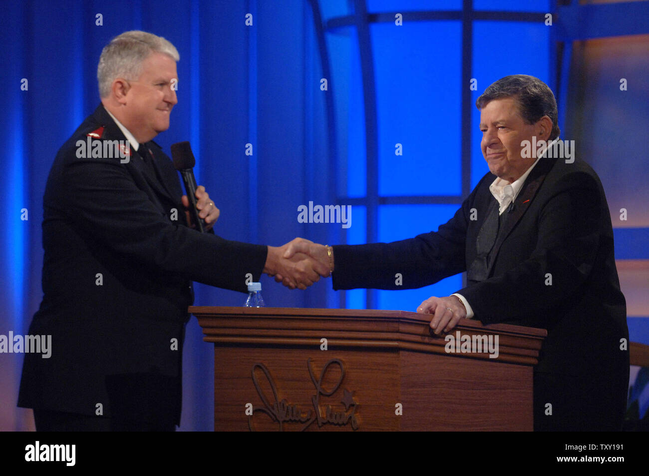 Jerry Lewis shakes hands with Salvation Army Major George E. Hood during the Muscular Dystrophy Association's 40th annual Jerry Lewis MDA  Telethon held at the Beverly Hilton September 5, 2005. (UPI Photo/ Phil McCarten) Stock Photo
