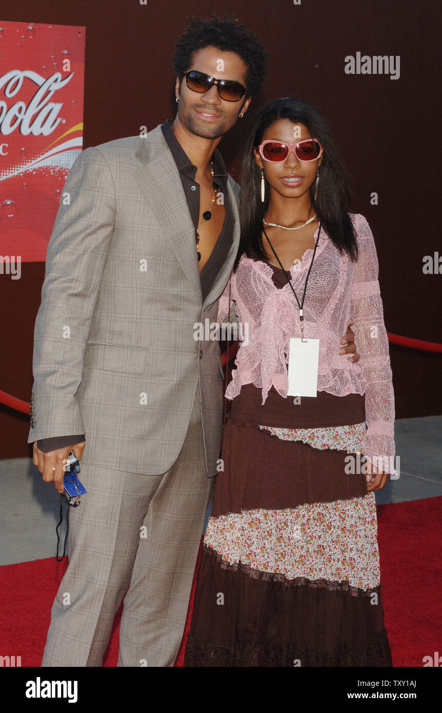 Singer Eric Benet and daughter India pose as they arrive at the tenth annual Soul Train Lady of Soul Awards in Pasadena, California September 7, 2005. The syndicated television awards show honors the accomplishments of female recording artists in the fields of Soul, R&B, Hip-Hop, Rap and Gospel music. (UPI Photo/Jim Ruymen) Stock Photo