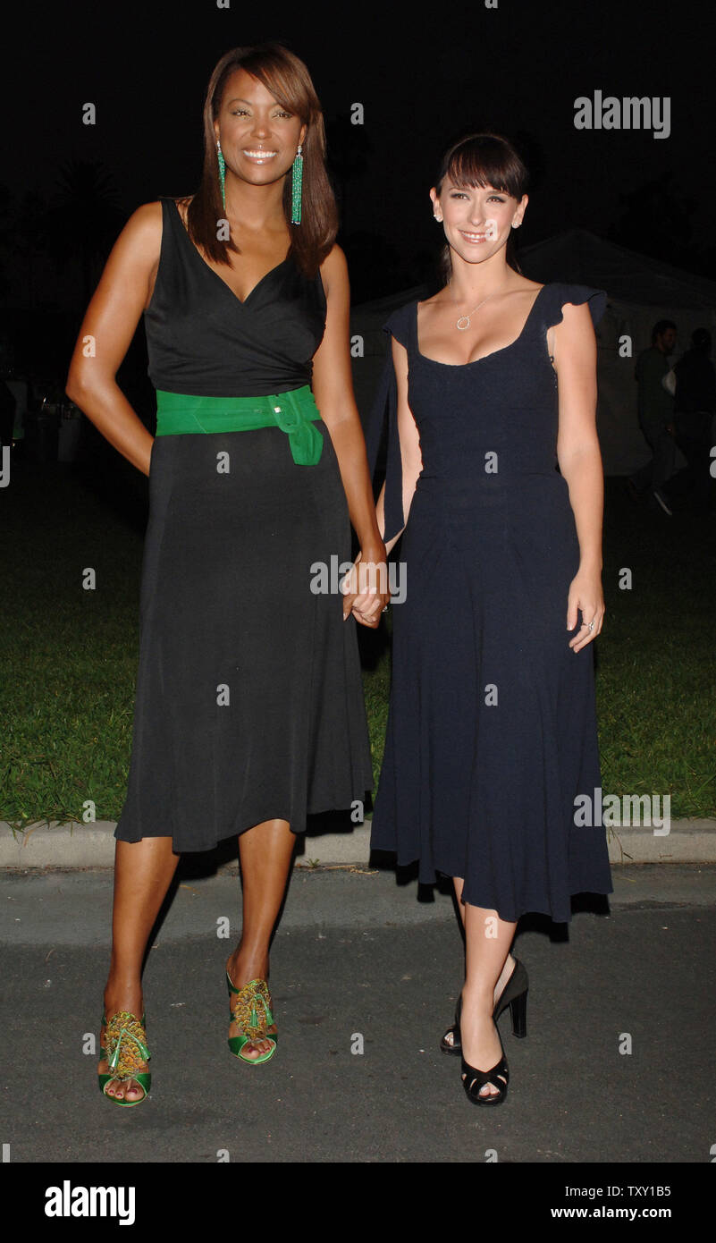 Actresses Aisha Tyler (L) and Jennifer Love Hewitt, who co-star in the new CBS thriller 'Ghost Whisperer' arrive for the premiere screening of the TV drama series for fans at Hollywood Foreever Cemetery in Los Angeles September 9, 2005.  (UPI Photo/Jim Ruymen) Stock Photo