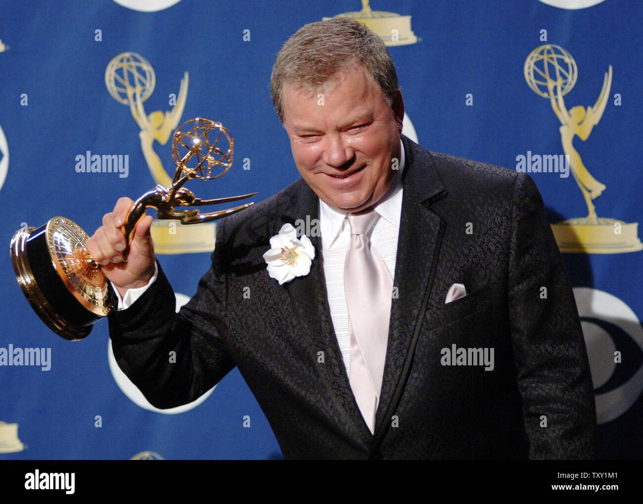 William Shatner Holds The Award For Outstanding Supporting Actor In A Drama Series For His Work On Boston Legal Backstage At The 57th Annual Primetime Emmy Awards In Los Angeles September 18