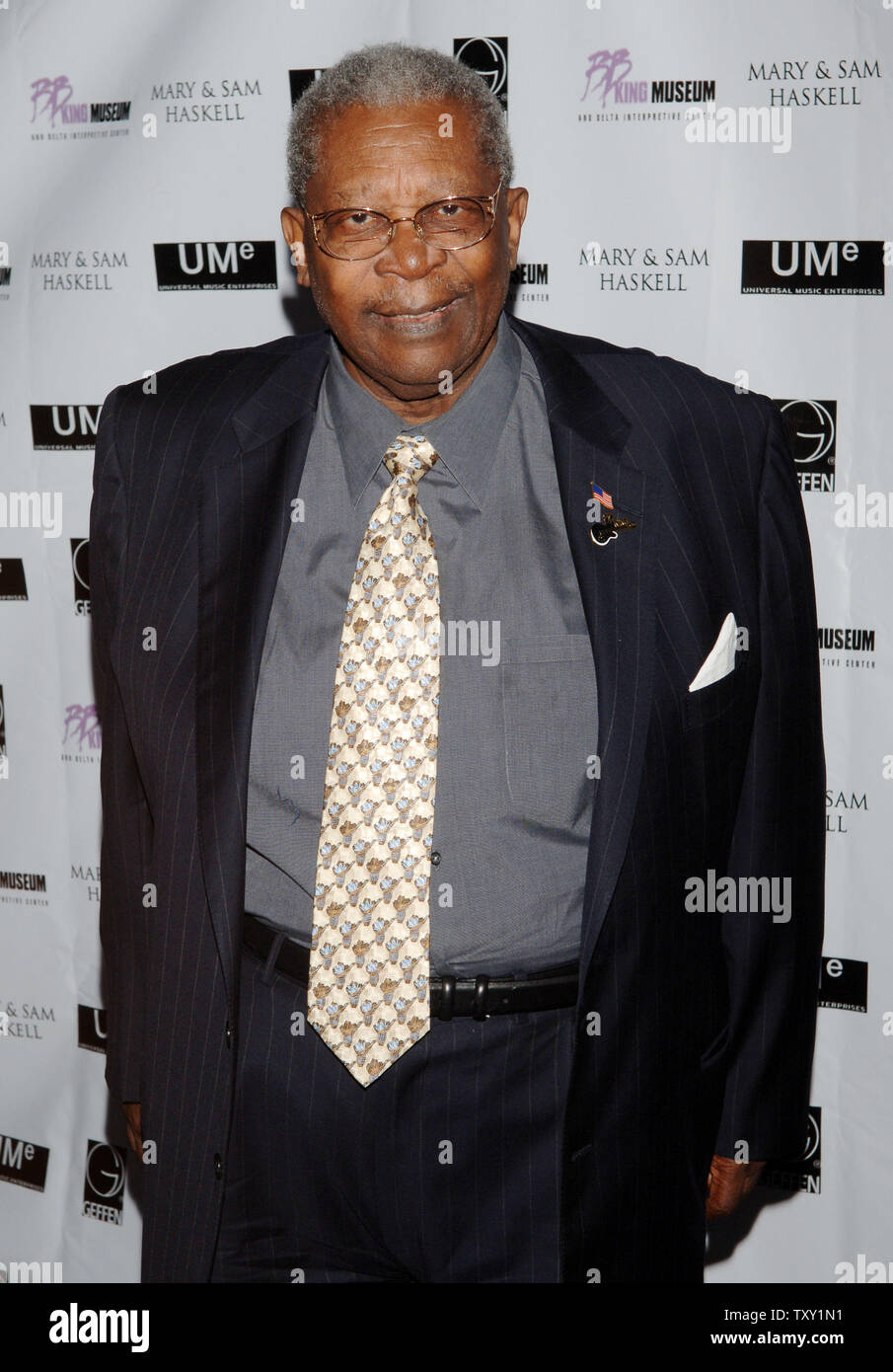 Blues legend B.B. King arrives for a celebration and fundraiser in honor of his 80th birthday at a private residence in Encino, California September 20, 2005. The event will benefit the forthcoming B.B. King Museum in Indianola, Mississippi.    (UPI Photo/Jim Ruymen) Stock Photo