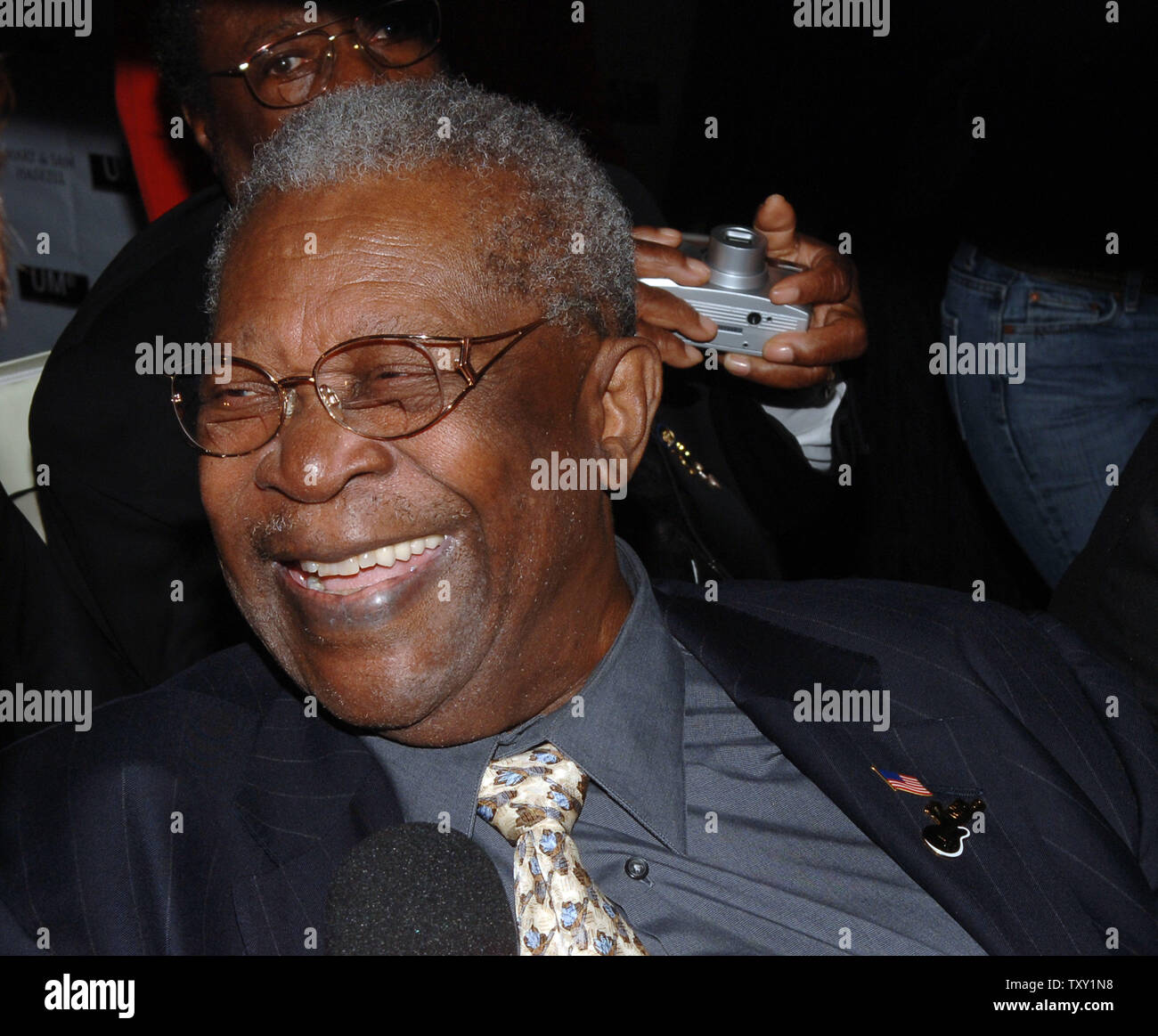 Blues legend B.B. King arrives for a celebration and fundraiser in honor of his 80th birthday at a private residence in Encino, California September 20, 2005. The event will benefit the forthcoming B.B. King Museum in Indianola, Mississippi.   (UPI Photo/Jim Ruymen) Stock Photo