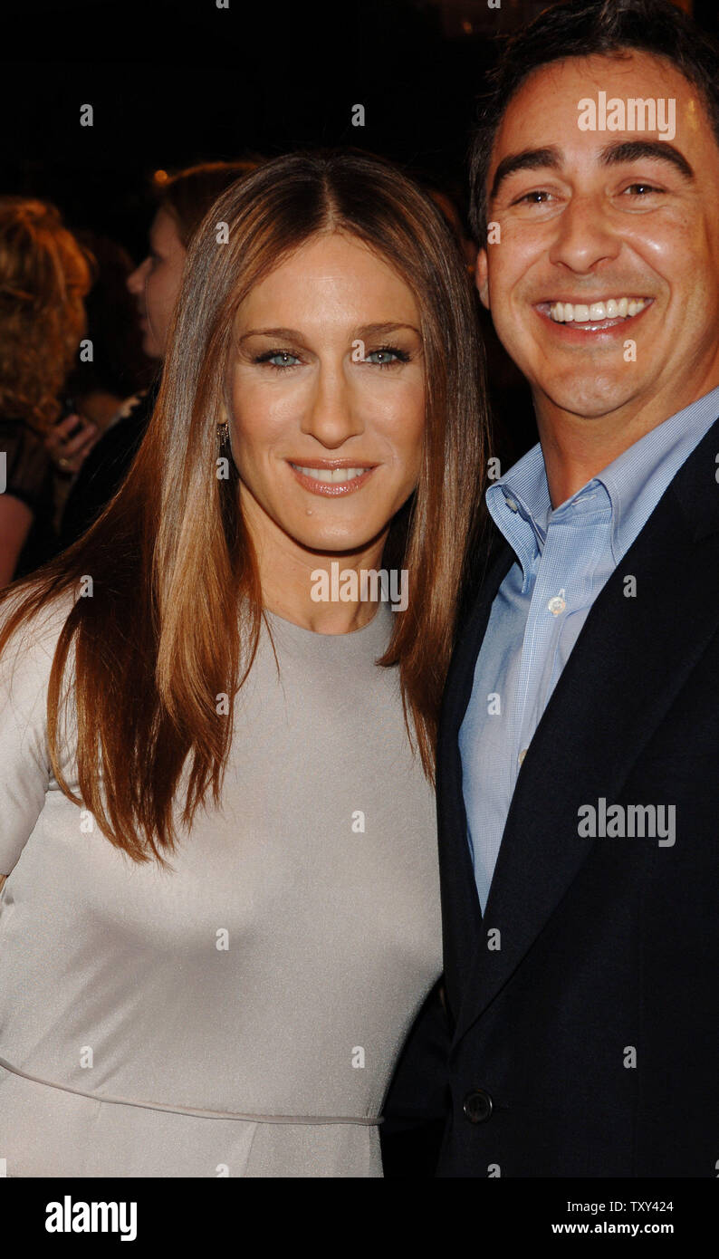 Cast member Sarah Jessica Parker (L) and director Thomas Bezucha smile for photographers at the premiere of their new film "The Family Stone" in Los Angeles December 6, 2005. The film, a comic story of the annual holiday gathering of a New England family, also stars Diane Keaton, Rachel McAdams, Claire Danes, Dermot Mulroney and Craig T. Nelson and opens in the U.S. December 16.   (UPI Photo/Jim Ruymen) Stock Photo