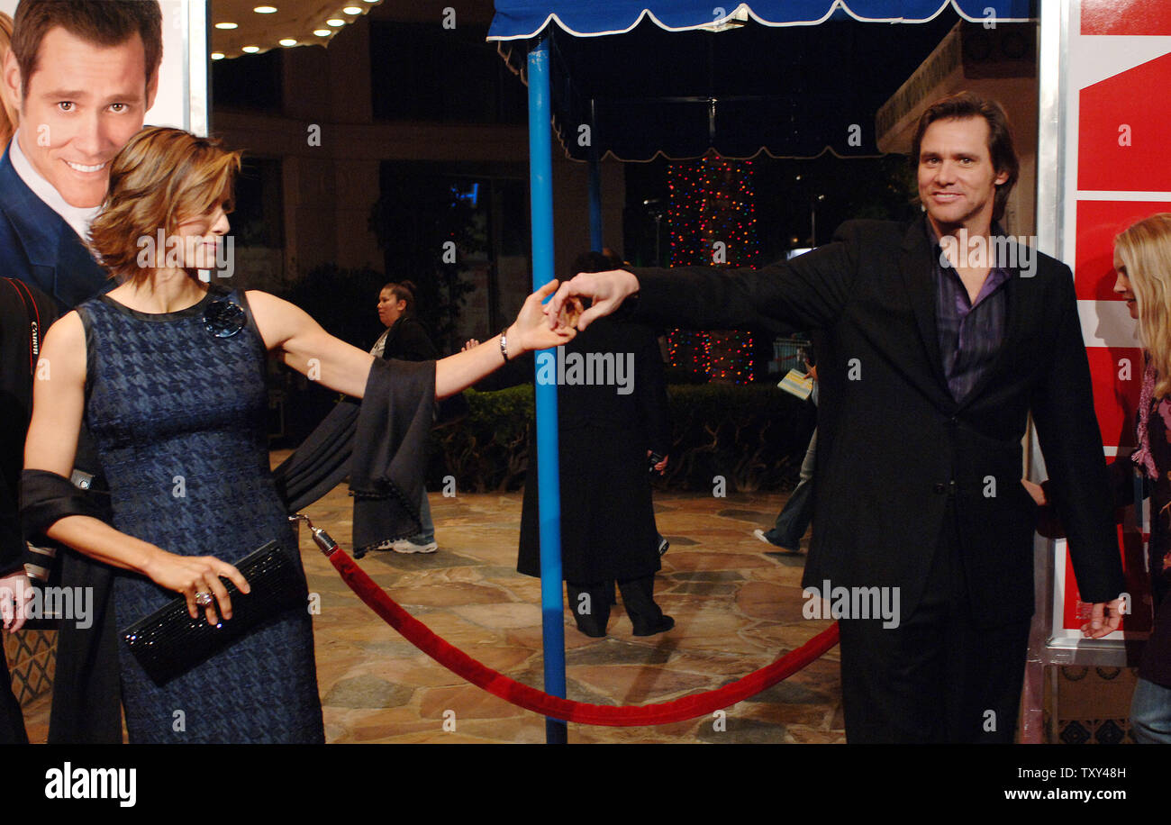 Actors Jim Carrey (R) and Tea Leoni, cast members in the updated version of the 1977 motion