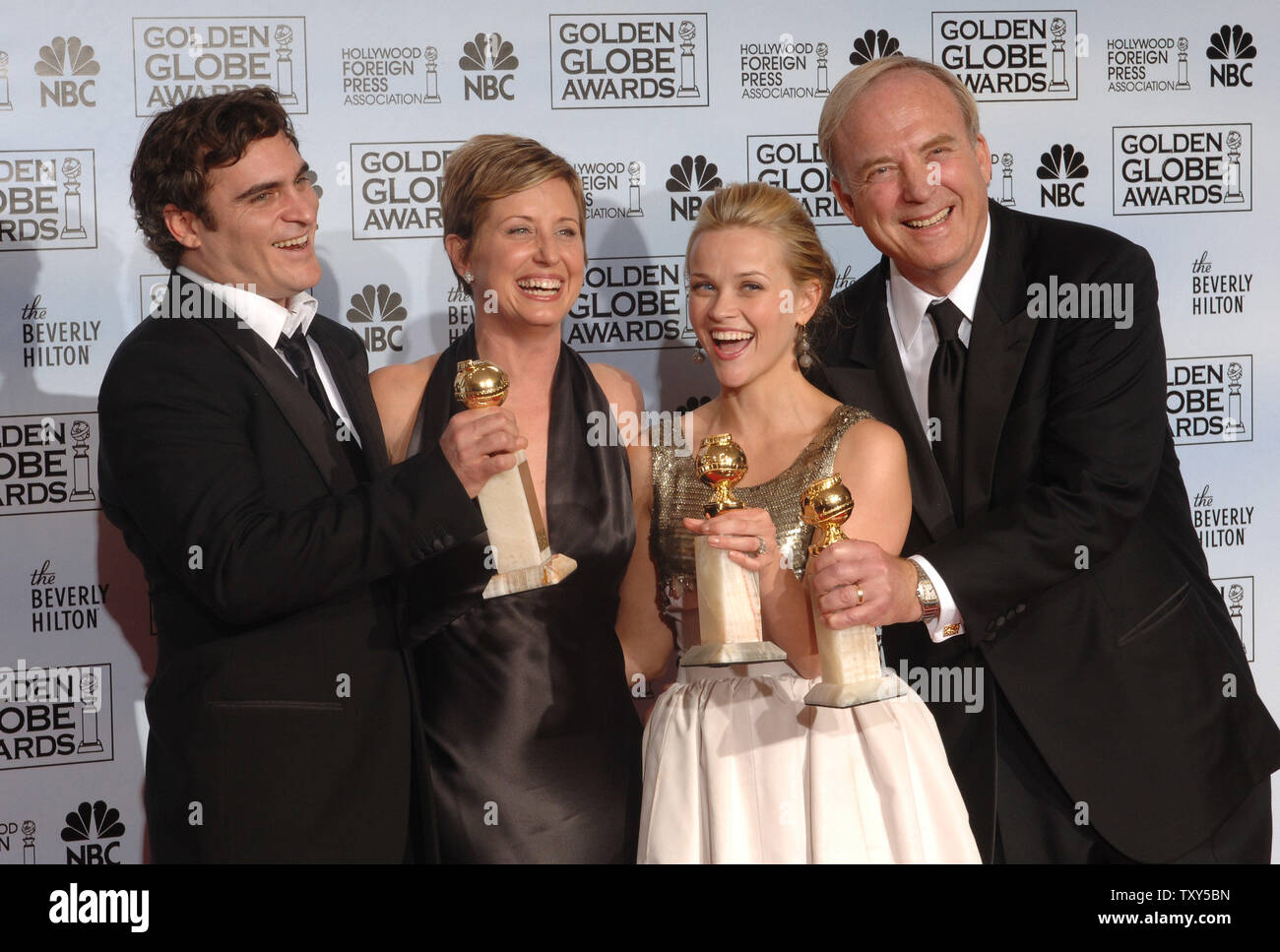 'Walk the Line' producer James Keach (R), actress Reese Witherspoon (2nd R), producer Cathy Konrad (2nd L)and actor Joaquin Phoenix pose after the film won Best Motion Picture-Musical or Comedy at the 63rd Annual Golden Globe Awards in Beverly Hills, California January 16, 2006.(UPI Photo/Jim Ruymen) Stock Photo