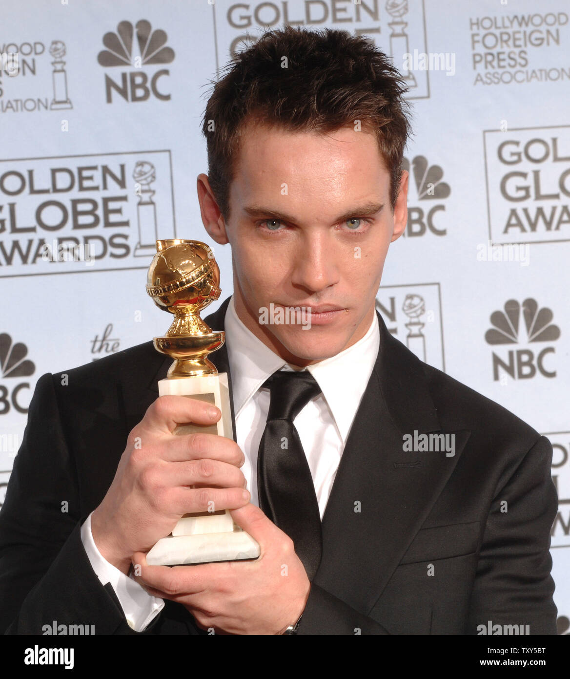 Jonathan Rhys Meyers holds his award for 'Elvis' at the 63rd annual Golden Globe Awards in Beverly Hills, CA on January 16, 2006.  (UPI Photo/Jim Ruymen) Stock Photo
