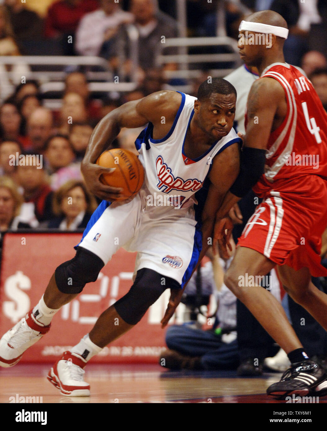 Los Angeles Clippers' Cuttino Mobley (L) drives against Houston Rockets' Stromile  Swift during the second quarter of their NBA game in Los Angeles on  February 14, 2006. The Rockets defeated the Clippers128-97. (