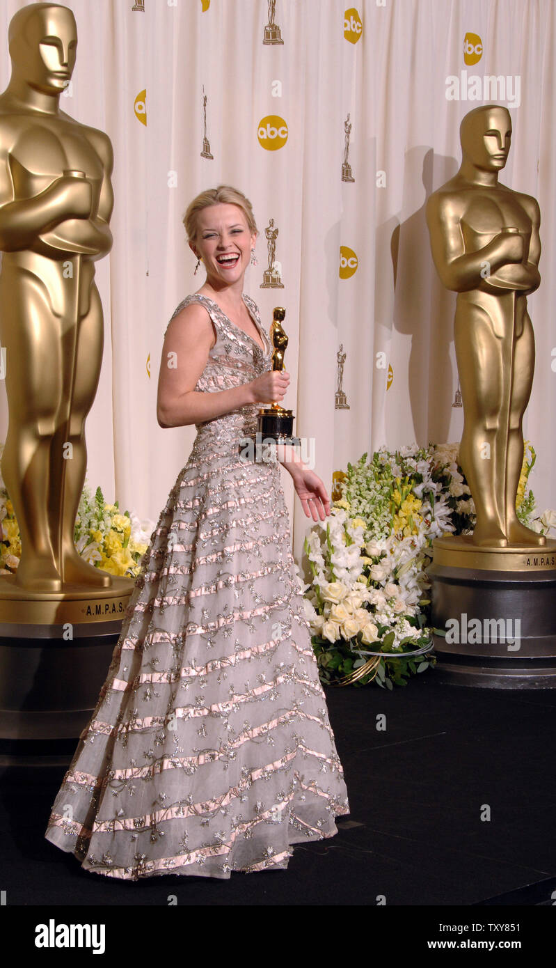 Reese Witherspoon appears backstage with the Osacar she won for best ...