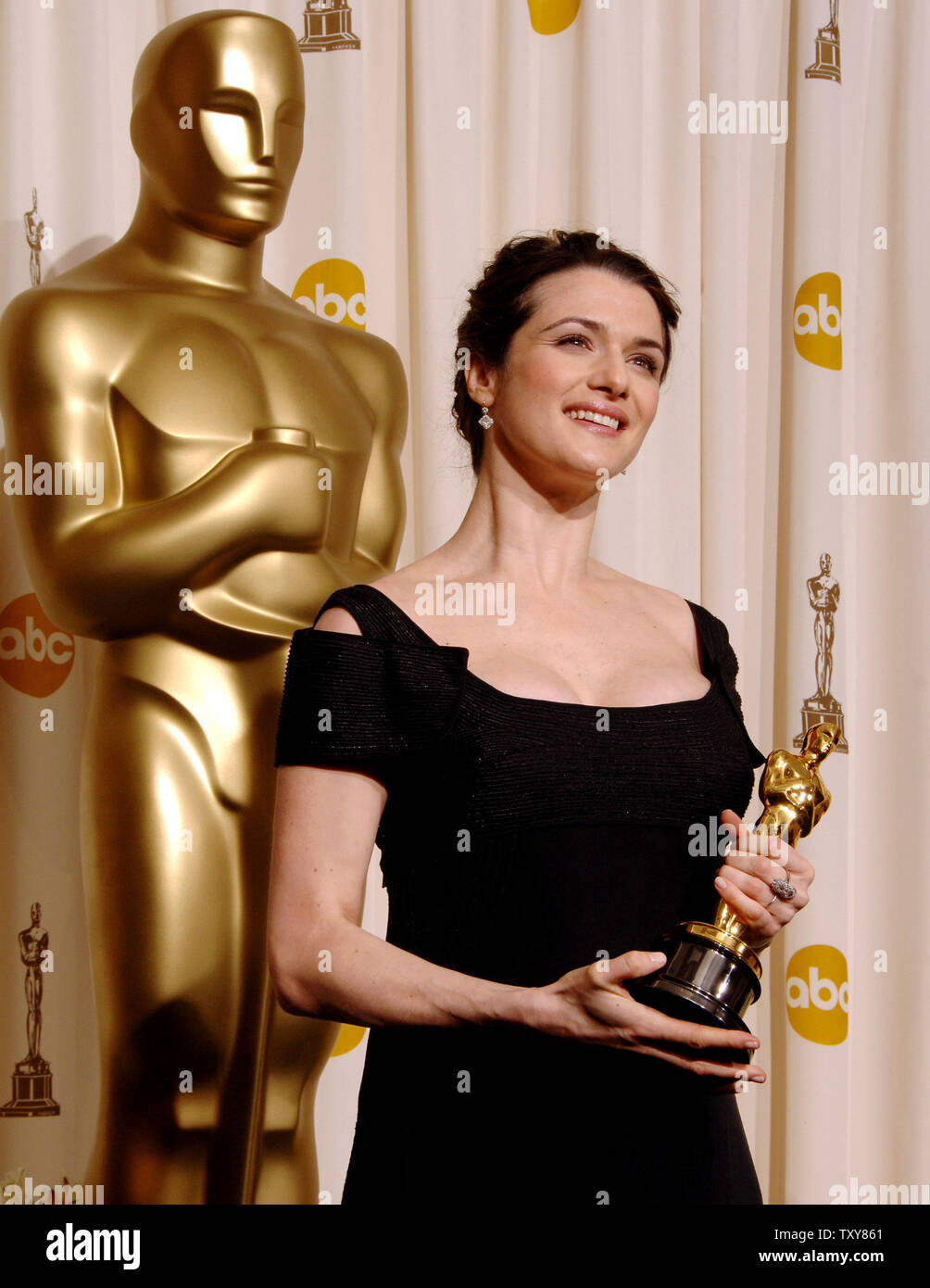 British actress Rachel Weisz appears backstage with her Oscar for best supporting actress for her work in 'The Constant Gardener' at the 78th Academy Awards in the Hollywood section of Los Angeles, California on March 5, 2006.  (UPI Photo/Jim Ruymen) Stock Photo