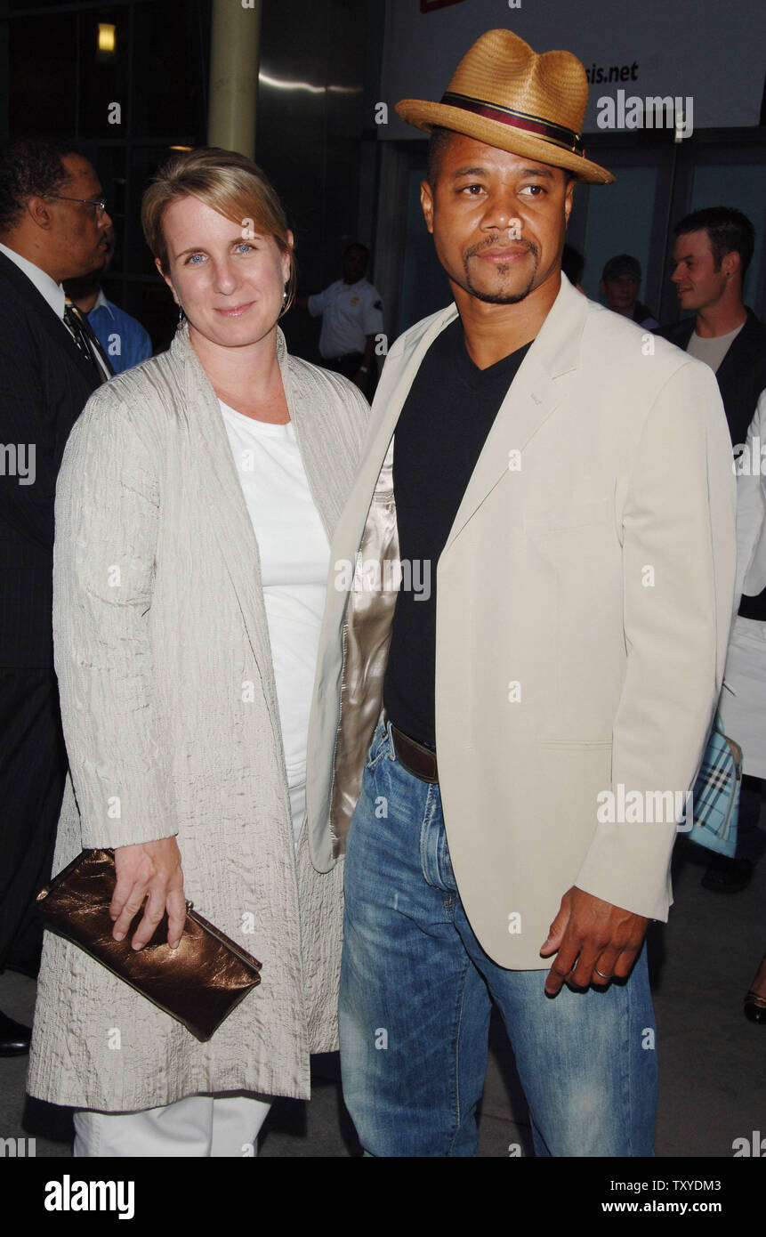 Cuba Gooding Jr. (R), who stars in the motion picture thriller 'Shadowboxer' arrives with his wife Sara for the premiere of the film at the Arclight Cinerama Dome in the Hollywood section of Los Angeles, California on July 19, 2006. (UPI Photo/Jim Ruymen) Stock Photo