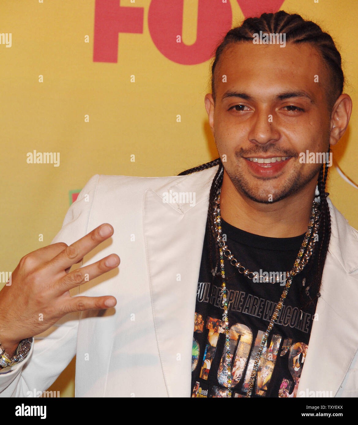 Reggae recording artist Sean Paul of Jamaica appears backstage at the 2006 Teen Choice Awards in