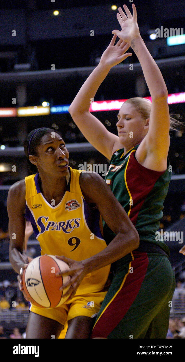 Los Angeles Sparks' Lisa Leslie (L) looks to score as