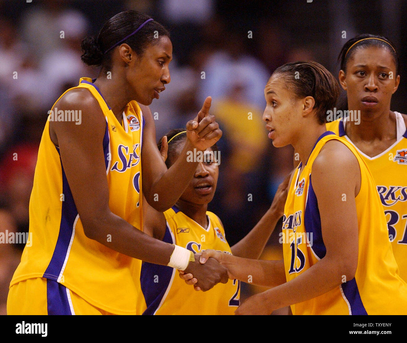 Los Angeles Sparks' Lisa Leslie (L) confers with teammate Tamara Moore  during the first half of Game 3 of their WNBA first-round playoff series in Los  Angeles on August 22, 2006. The