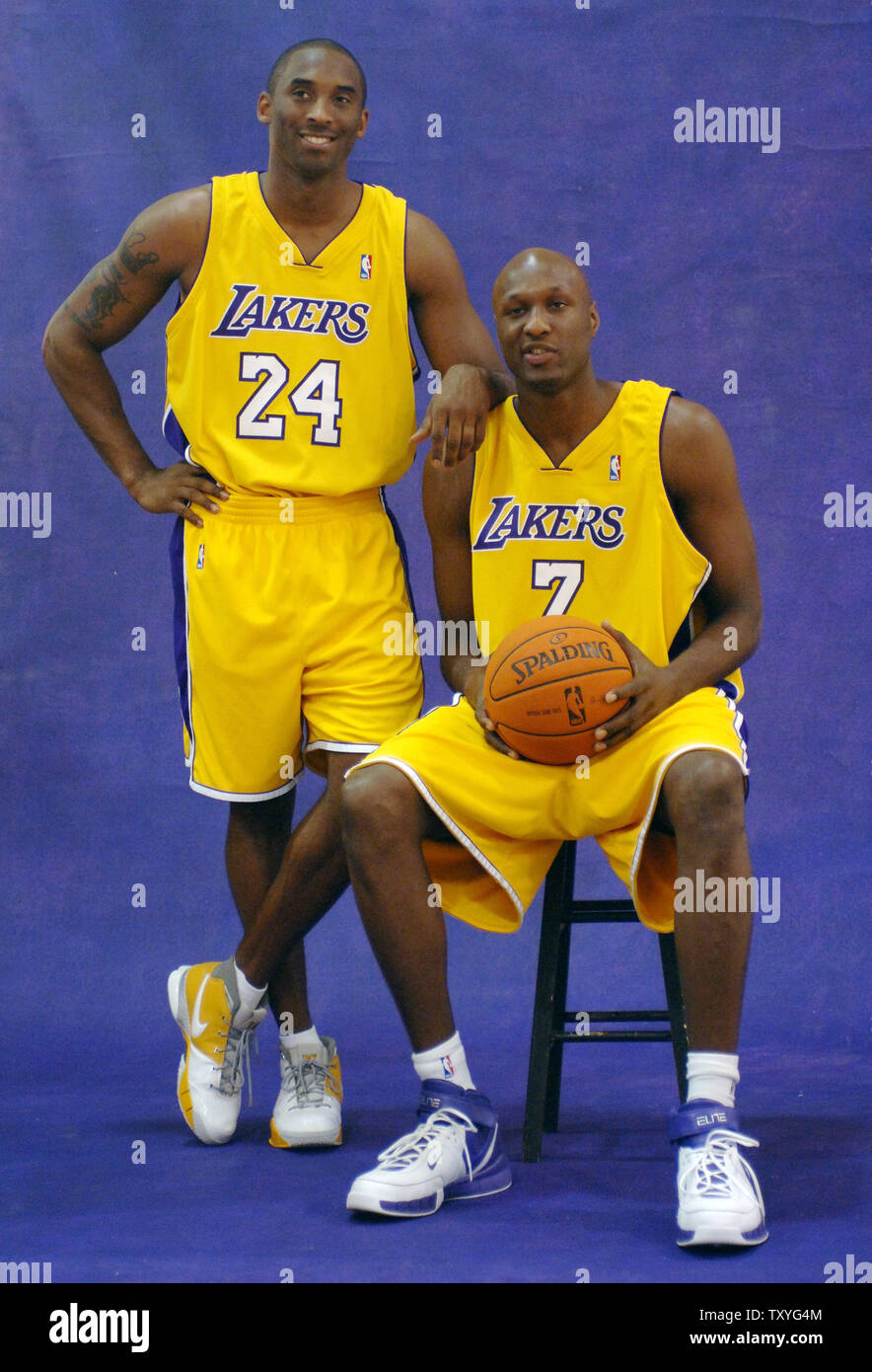 Los Angeles Lakers NBA basketball guard Kobe Bryant (L) and