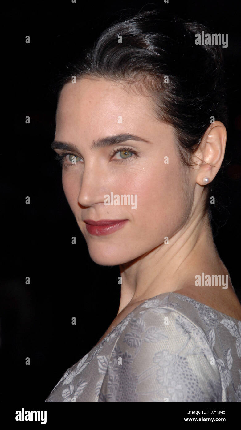 Actress Jennifer Connelly, star of the new motion picture drama 'Blood Diamond', arrives for the premiere of the film at Grauman's Chinese Theatre in the Hollywood section of Los Angeles on December 6, 2006. The film, set in Sierra Leone is about a quest to recover a rare diamond. (UPI Photo/Jim Ruymen) Stock Photo