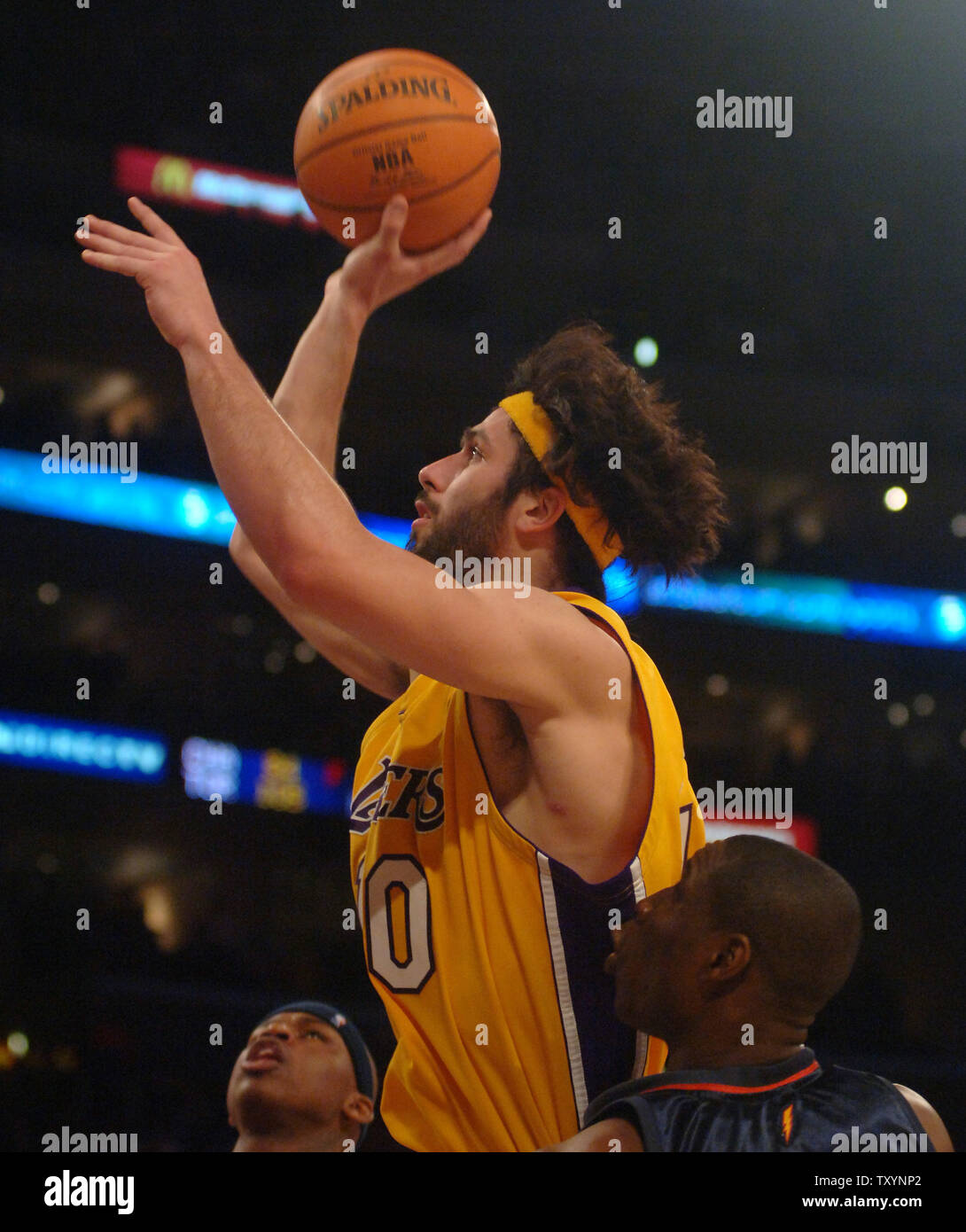 Los Angeles Lakers forward Vladimir Radmanovic (R) scores during first ...