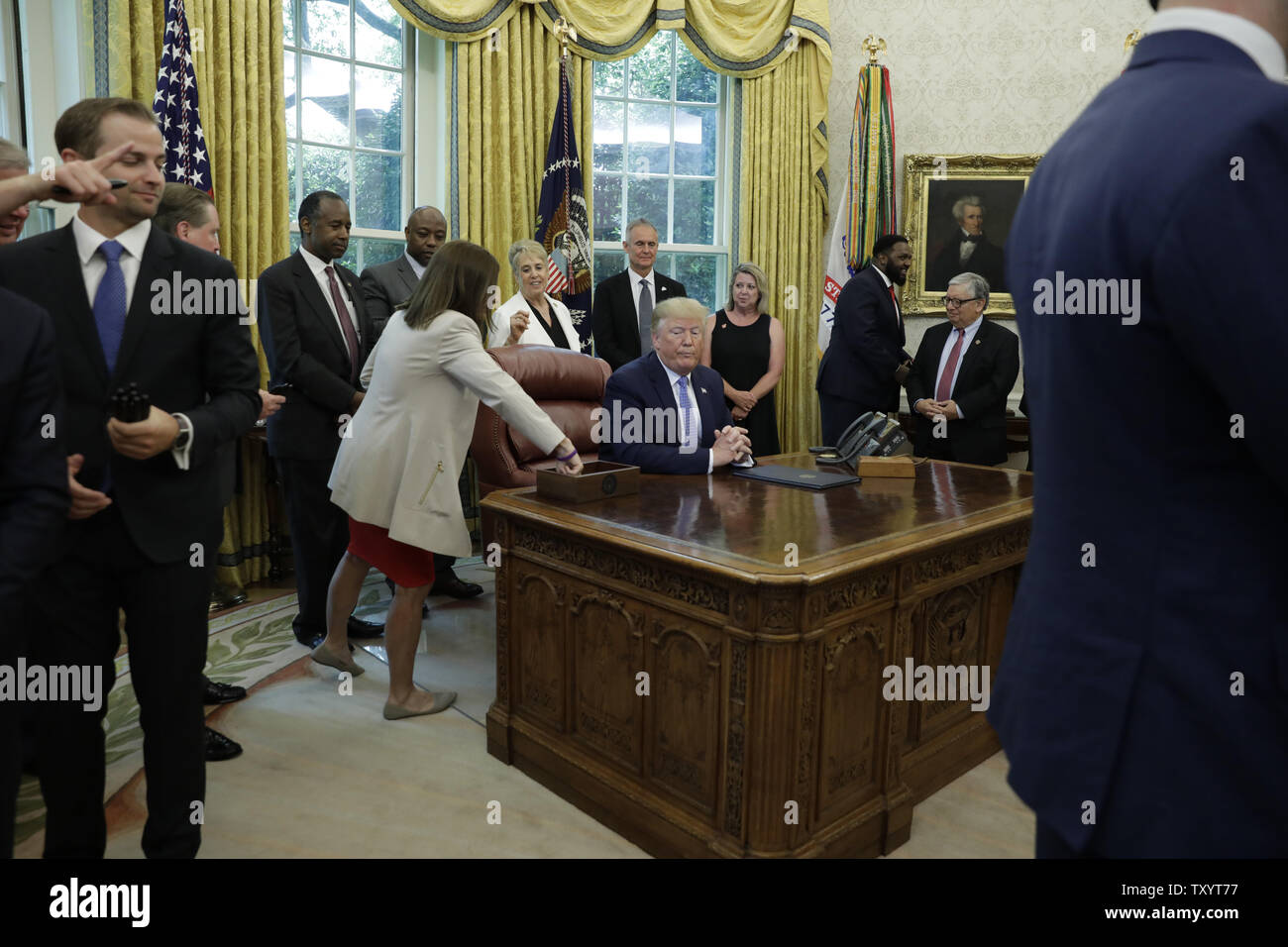 Washington, District of Columbia, USA. 25th June, 2019. US President Donald Trump talk to the media after signing an Executive Order Establishing a White House Council on Eliminating Regulatory Barriers to Affordable Housing in the Oval Office at the White House in Washington, DC, on June 25, 2019 Credit: Yuri Gripas/CNP/ZUMA Wire/Alamy Live News Stock Photo