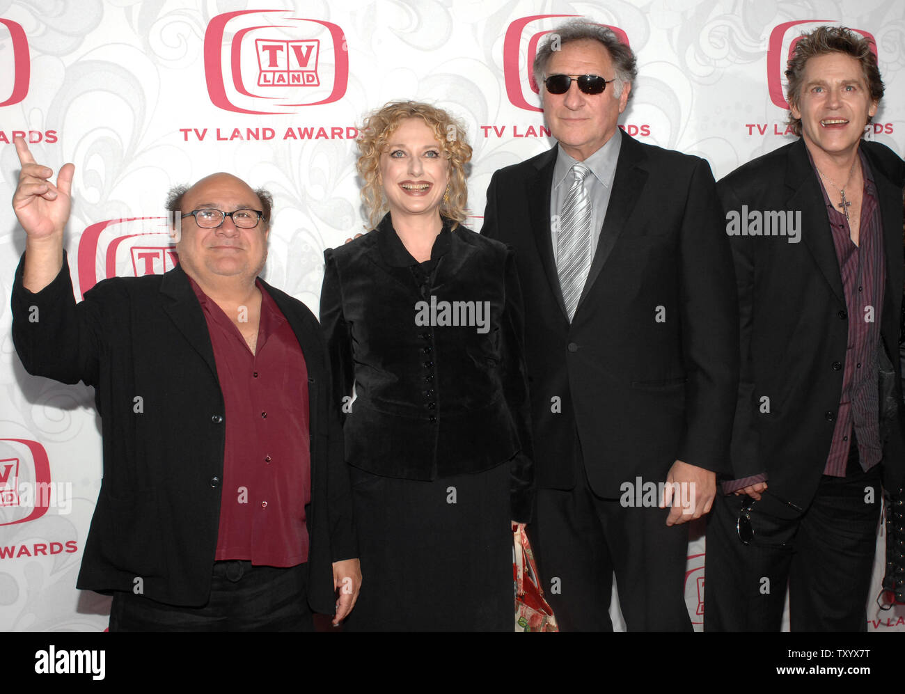 Actor Dannny DeVito waves as his fellow 'Taxi' cast members Judd Hersch, Carol Kane and Jeff Conaway (L-R) gather during the 5th annual TV Land Awards at Barker Hanger in Santa Monica, California on April 14, 2007. (UPI Photo/Jim Ruymen) Stock Photo