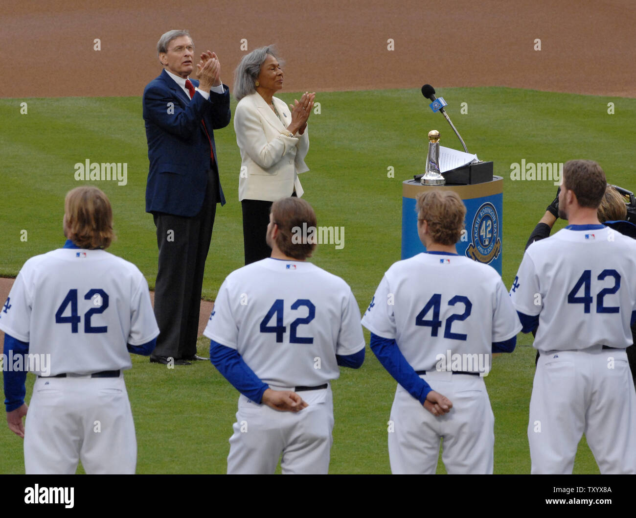 jackie robinson's jersey number