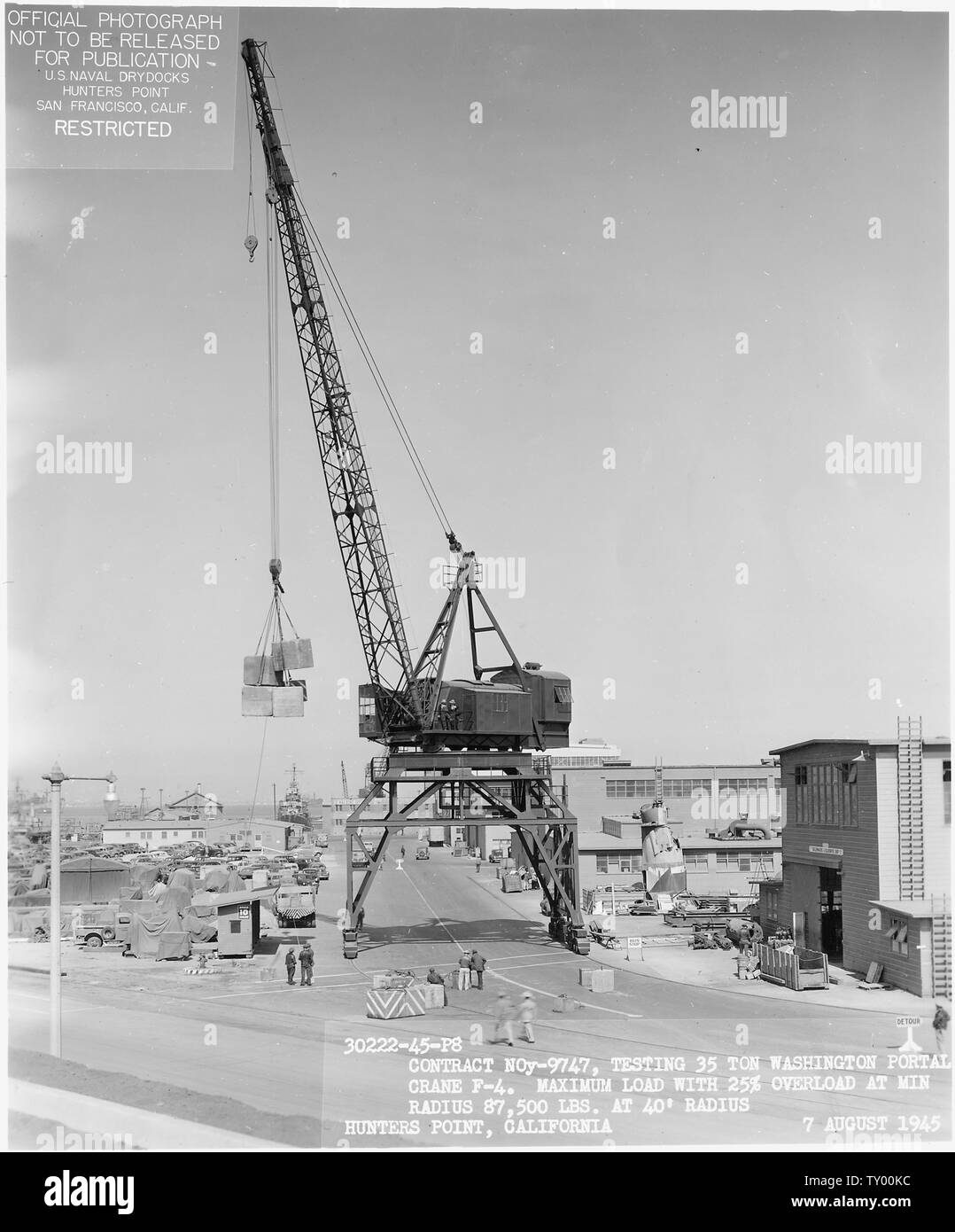 Contract NOy-9747, Testing 35 ton Washington Portal crane F-4. Maxium load  with 25%%%%%%%% overlaod at min radius 87,500 lbs. at 40' radius. Hunters'  Point (San Francisco) CA Stock Photo - Alamy