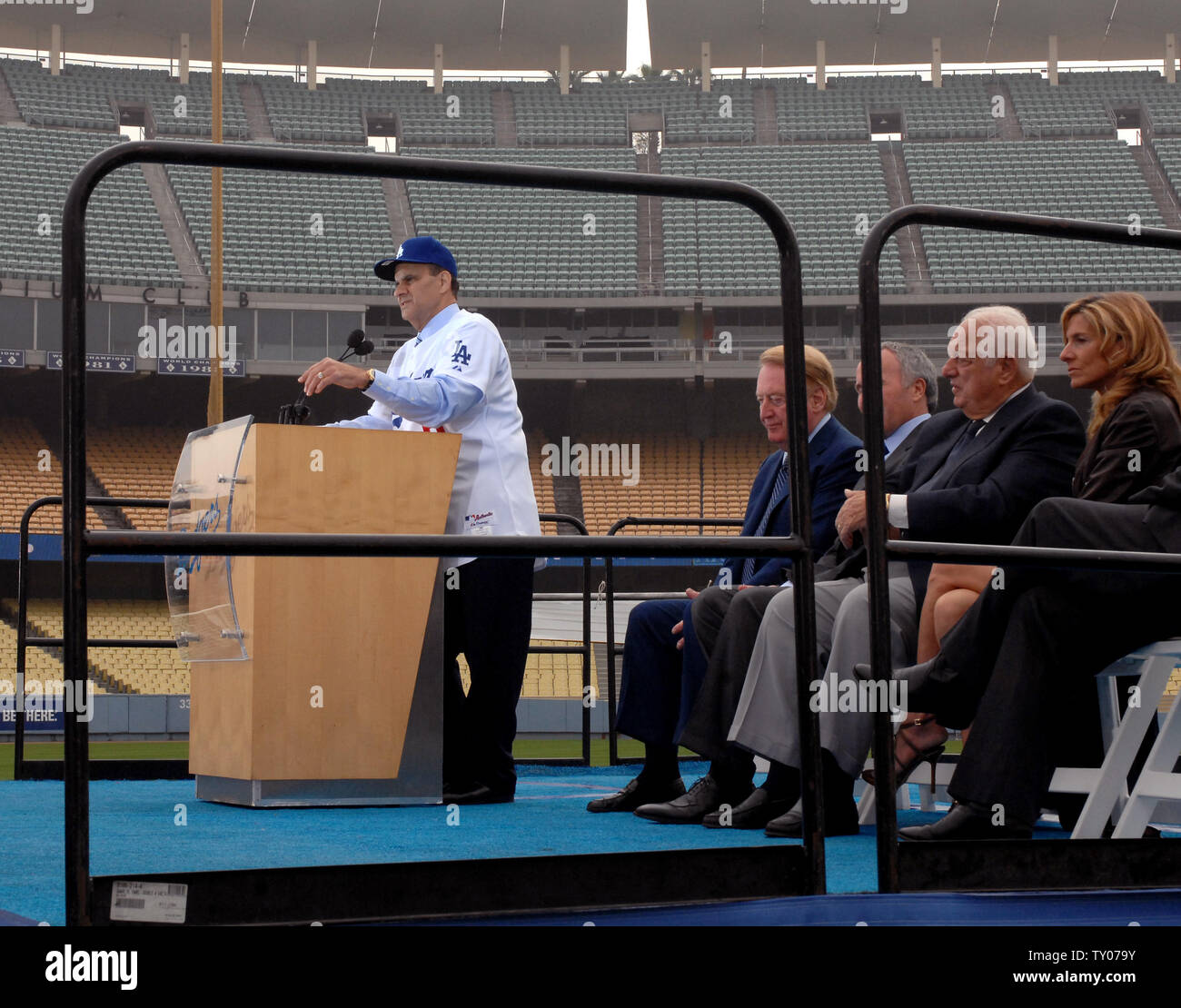 Los Angeles Dodgerss' CEO Jamie McCourt (2nd-L) looks on as Mayor Antonio  Villaraigosa (L) reacts and her husband, Dodgers' owner Frank McCourt,  upper right, looks on during Game 2 of the National