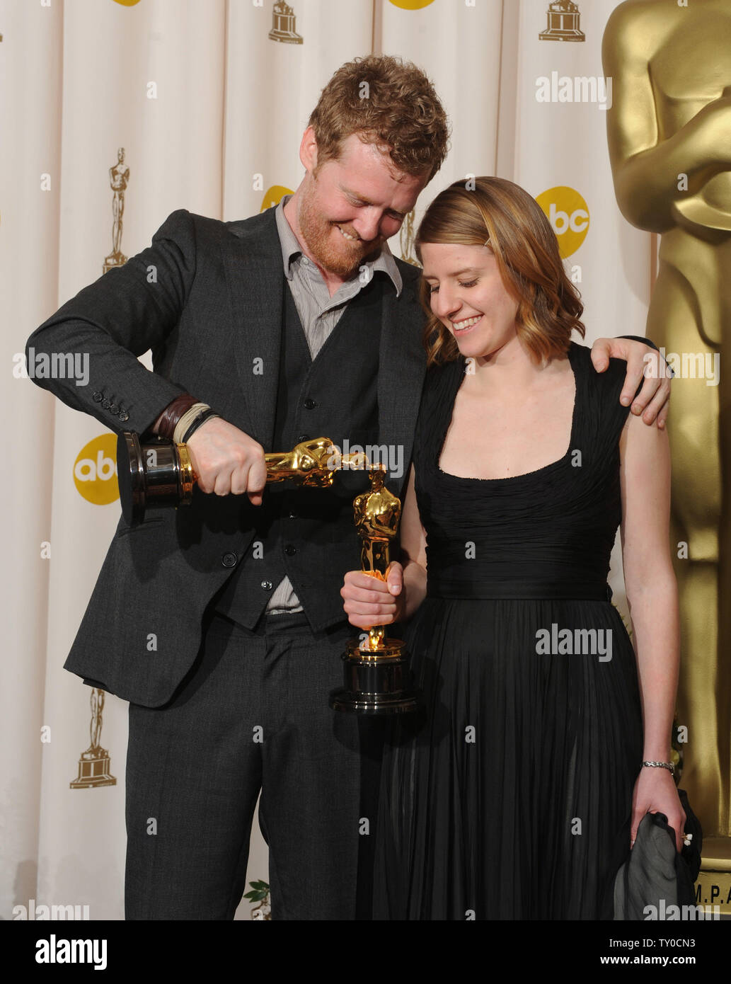 Glen Hansard L And Marketa Irglova Hold The Oscar They Won For Best Glen Hansard L And Marketa Irglova Hold The Oscar They Won For Best