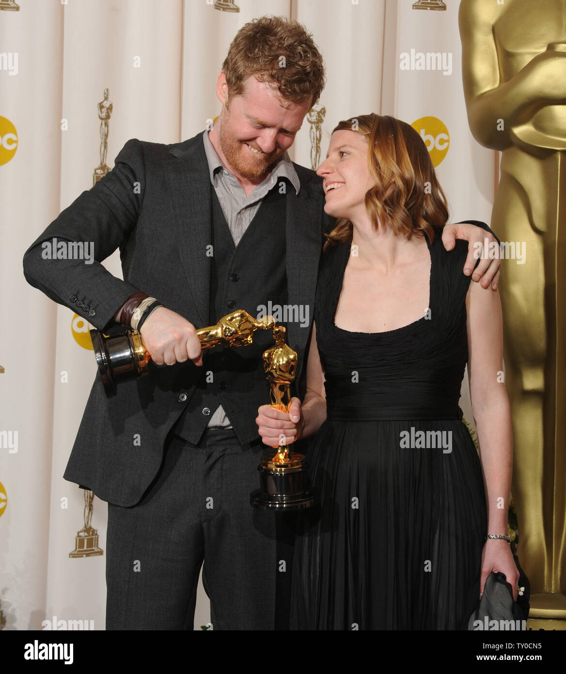 Glen Hansard L And Marketa Irglova Hold The Oscar They Won For Best 