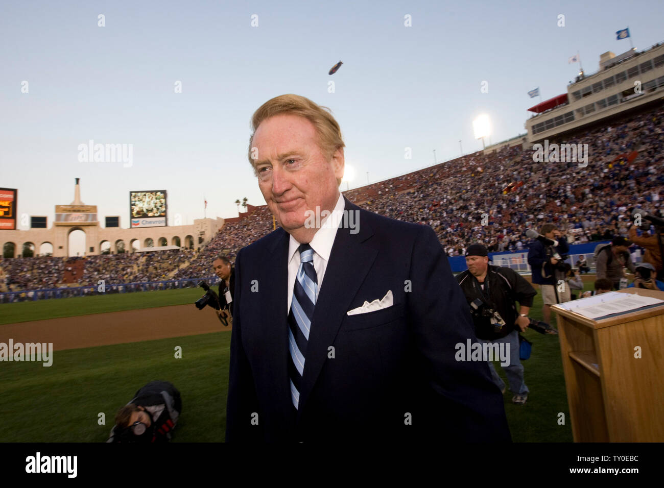 Vin Scully, the Dodgers sportscaster, recieves an ovation during the ...