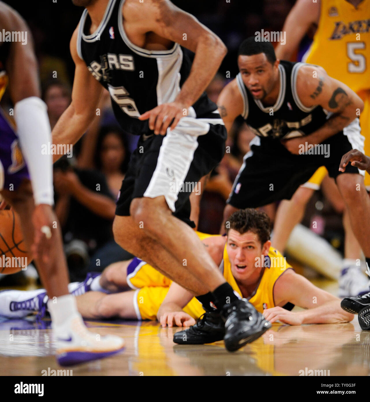 Los Angeles Lakers Luke Walton watches as San Antonio Spurs Ime Udoka recovers a loose ball during the second half of Game 2 of the NBA Western Conference basketball finals in Los Angeles on May 23, 2007. Lakers beat the Spurs 101-71. (UPI Photo/ Phil McCarten) Stock Photo