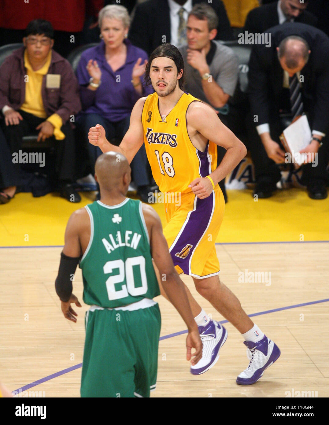 Los Angeles Lakers' Sasha Vujacic (18) celebrates his three-pointer late in the second half as Boston Celtics Ray Allen looks on in Game 3 of the NBA finals at Staples Center in Los Angeles on June 10, 2008. The Lakers defeated the Celtics 87-81 to stave off a 3-0 hole in the best-of-seven series. The Celtics lead the series 2-1.  (UPI Photo/Lazlo Fitz) Stock Photo