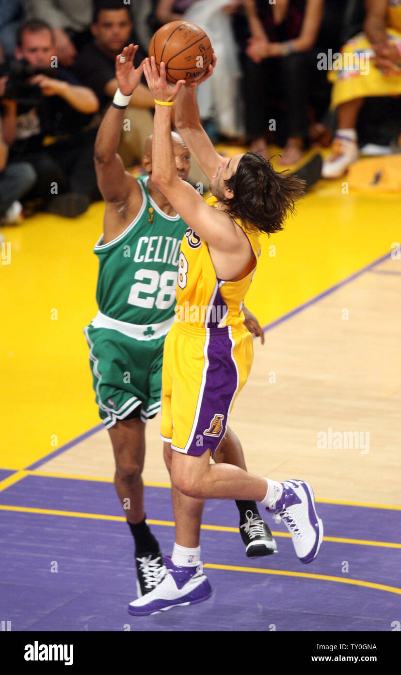 Los Angeles Lakers' Sasha Vujacic shoots over Boston Celtics' Sam Cassell in Game 3 of the NBA finals at Staples Center in Los Angeles on June 10, 2008. The Lakers defeated the Celtics 87-81 to stave off a 3-0 hole in the best-of-seven series. The Celtics lead the series 2-1.  (UPI Photo/Lazlo Fitz) Stock Photo