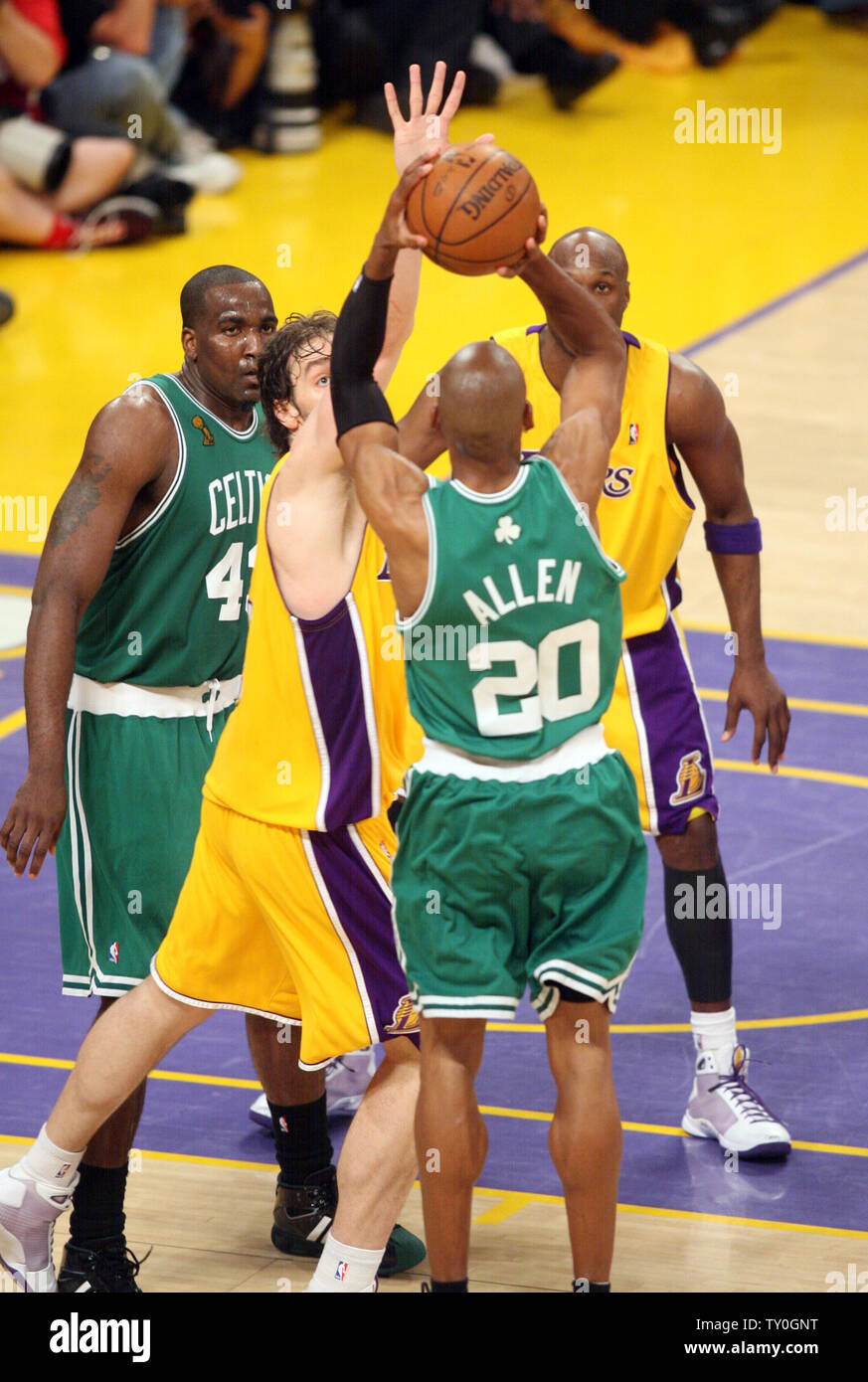 Boston Celtics' Ray Allen (20) shoots against Los Angeles Lakers