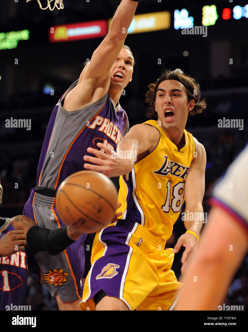 Los Angeles Lakers' Sasha Vujacic (R) passes the ball around Phoenix Suns'  Louis Amundson during first half action at Staples Center in Los Angeles on December 10, 2008.  (UPI Photo/Jon SooHoo) Stock Photo