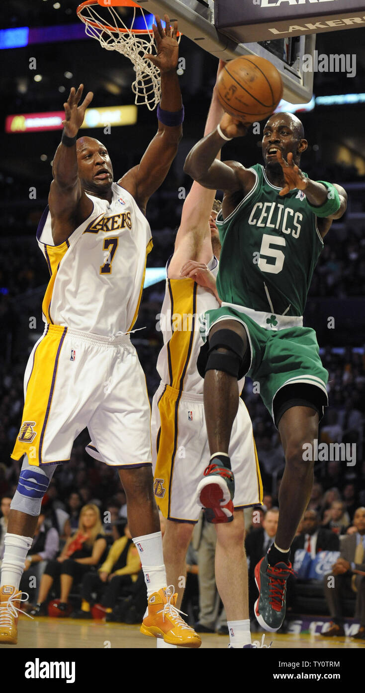 Boston Celtics' Kevin Garnett dunks against the Los Angeles Lakers during  the first half in Los Angeles on December 25, 2008. The Lakers beat the  Celtics 92-83 ending the Celtics 19 game