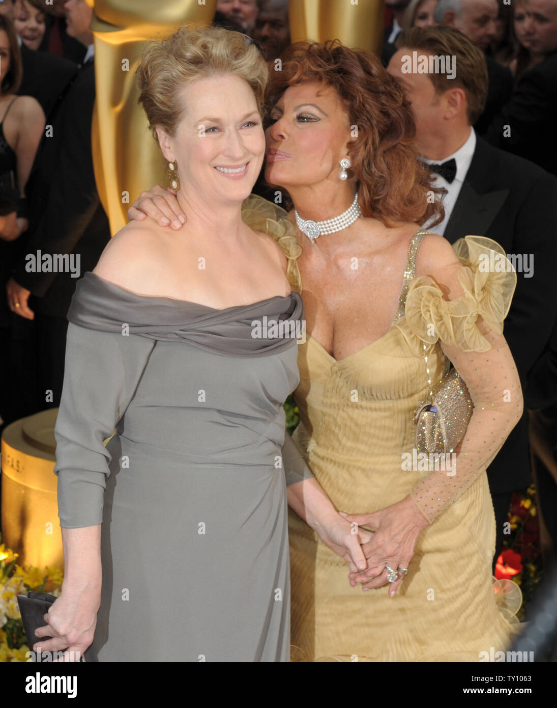 Actresses Meryl Streep (L) and Sophia Loren arrive at the 81st Academy  Awards in Hollywood on February 22, 2009. (UPI Photo/ Roger L. Wollenberg  Stock Photo - Alamy