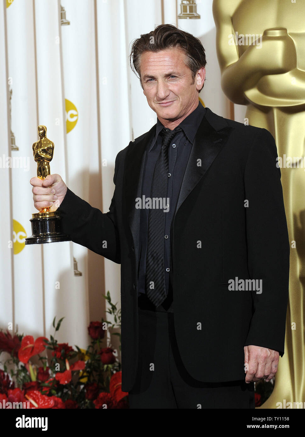 Sean Penn holds his Oscar for best actor for the film 'Milk' backstage at  the 81st Academy Awards in Hollywood on February 22, 2009. (UPI Photo/Phil  McCarten Stock Photo - Alamy