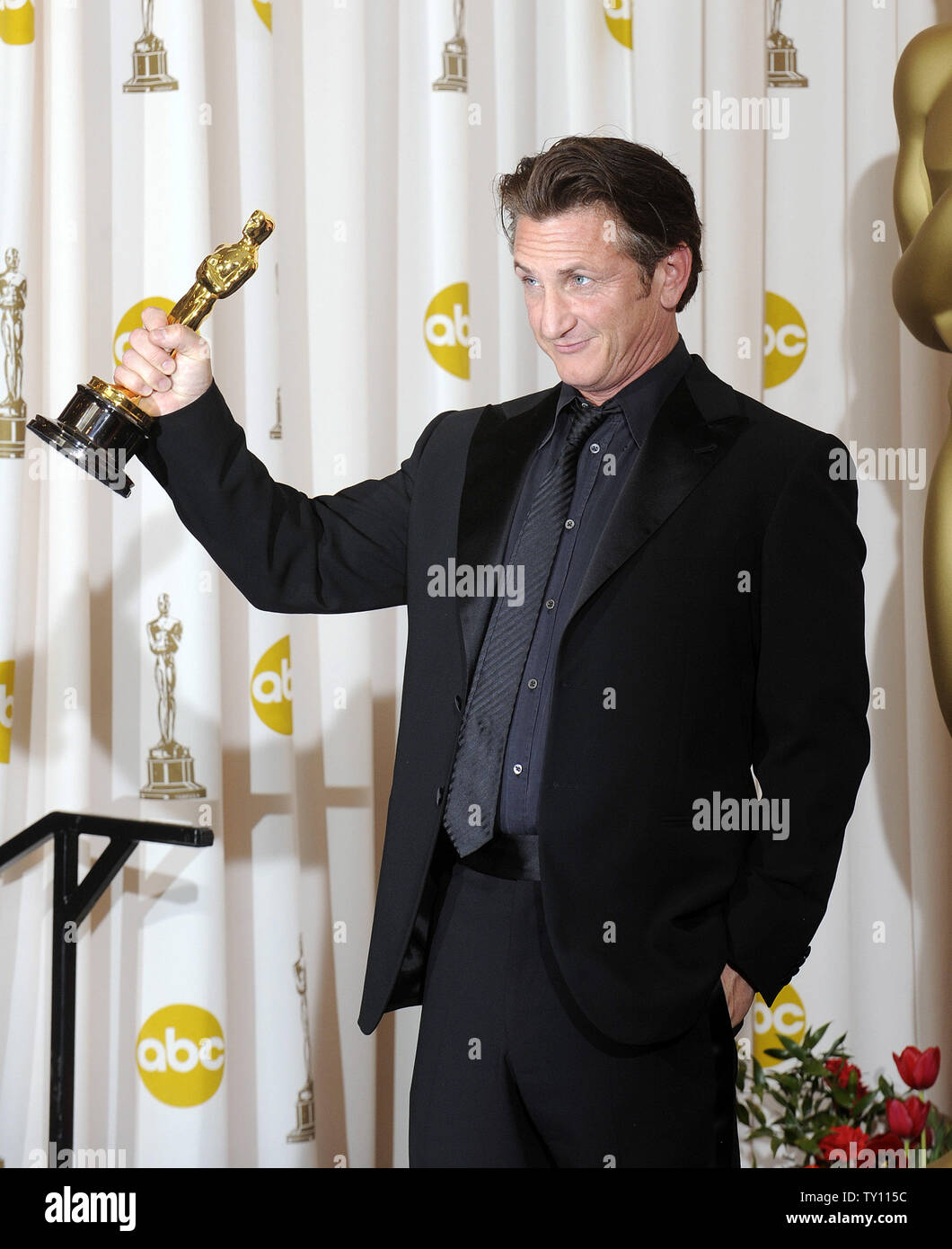 Sean Penn holds his Oscar for best actor for the film 'Milk' backstage at  the 81st Academy Awards in Hollywood on February 22, 2009. (UPI Photo/Phil  McCarten Stock Photo - Alamy
